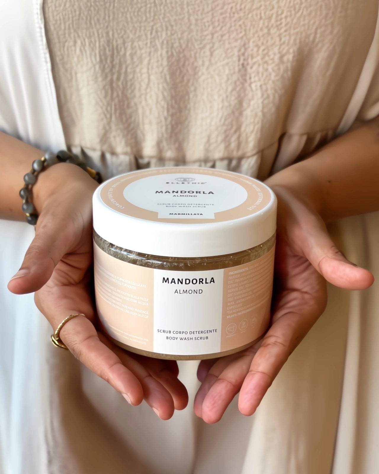 scrub corpo alla mandorla con oli naturali 500 gr - io sono la luce - roma