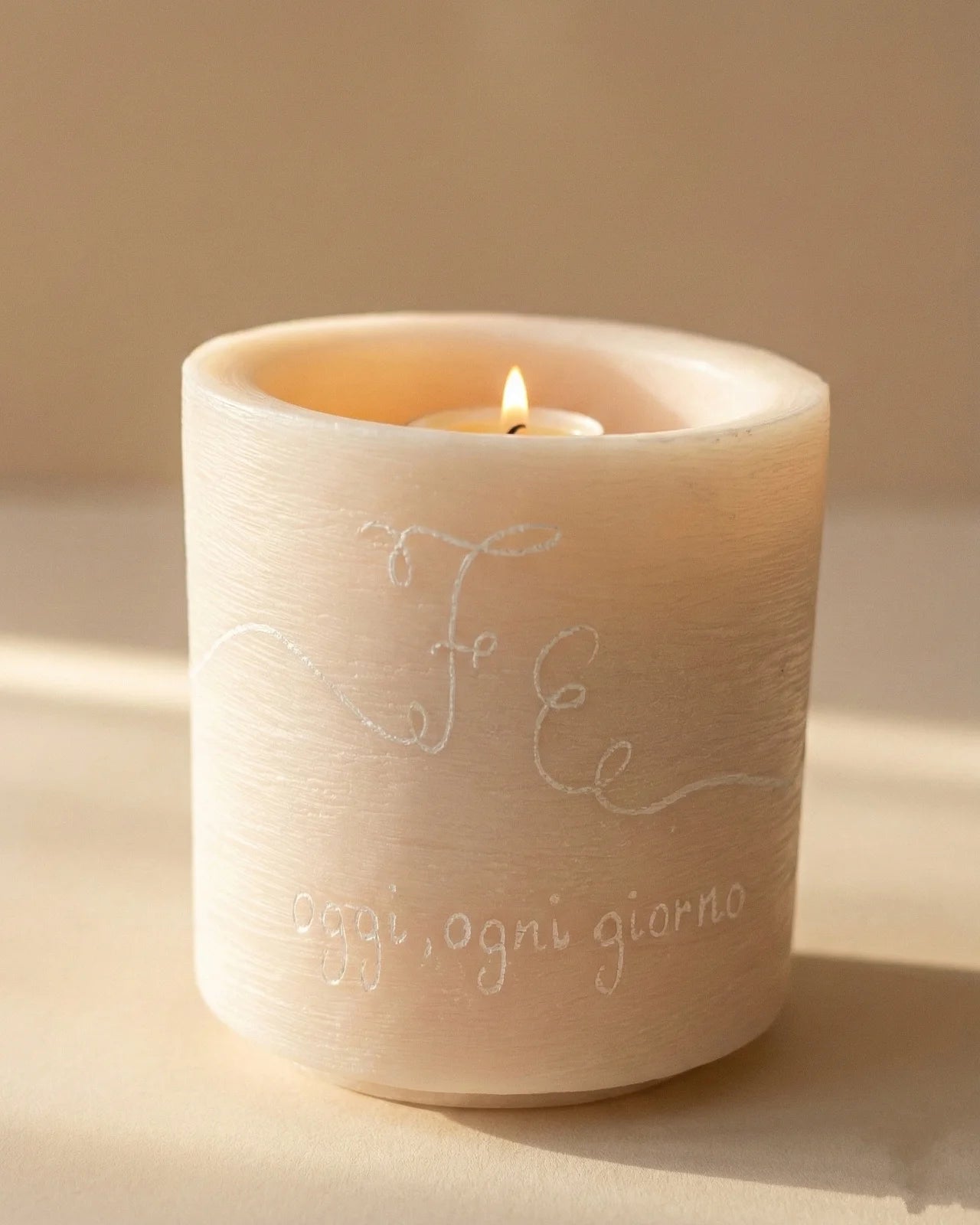 vaso in cera artigianale inciso a mano con iniziali sposi e frase poetica per il rito della luce