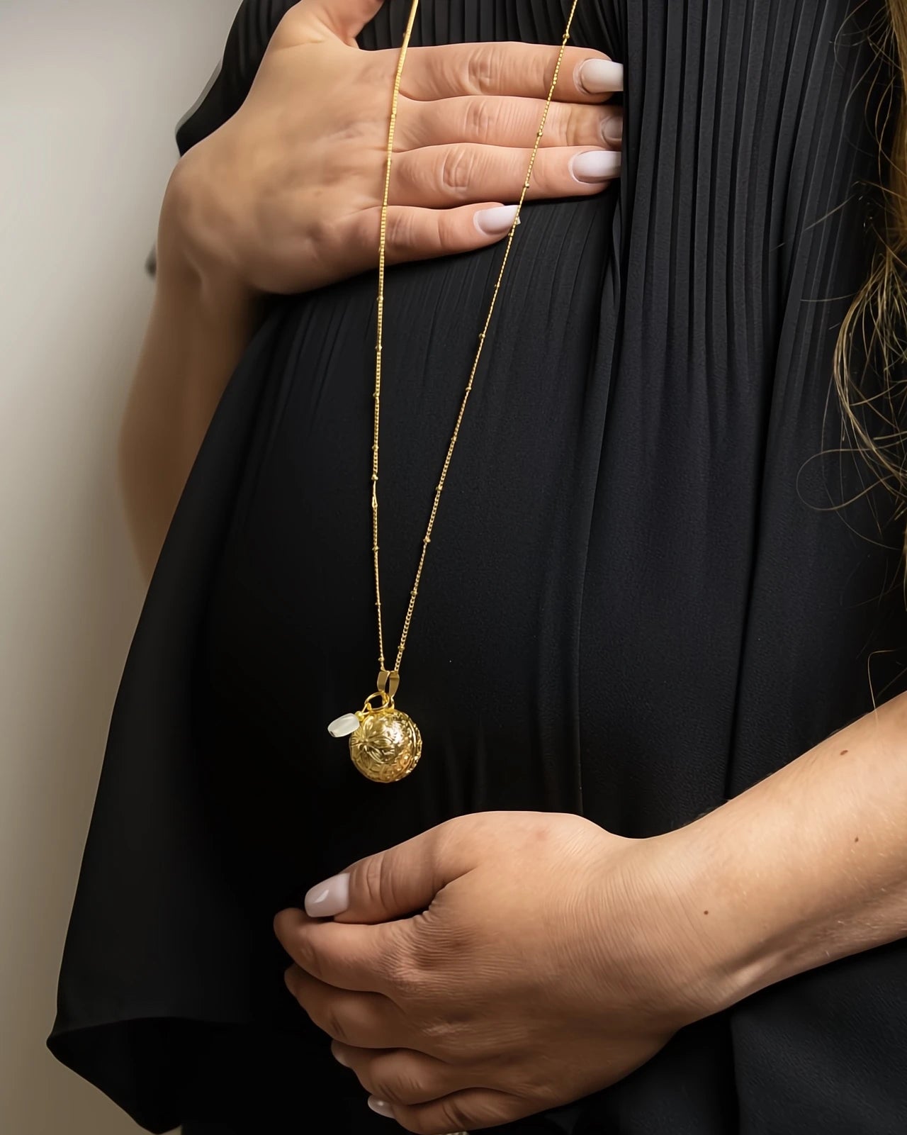 Collana Chiama Angeli, in acciaio placcato oro, realizzata artigianalmente in Francia, con pietra di luna e ciondolo Bola con mandala inciso