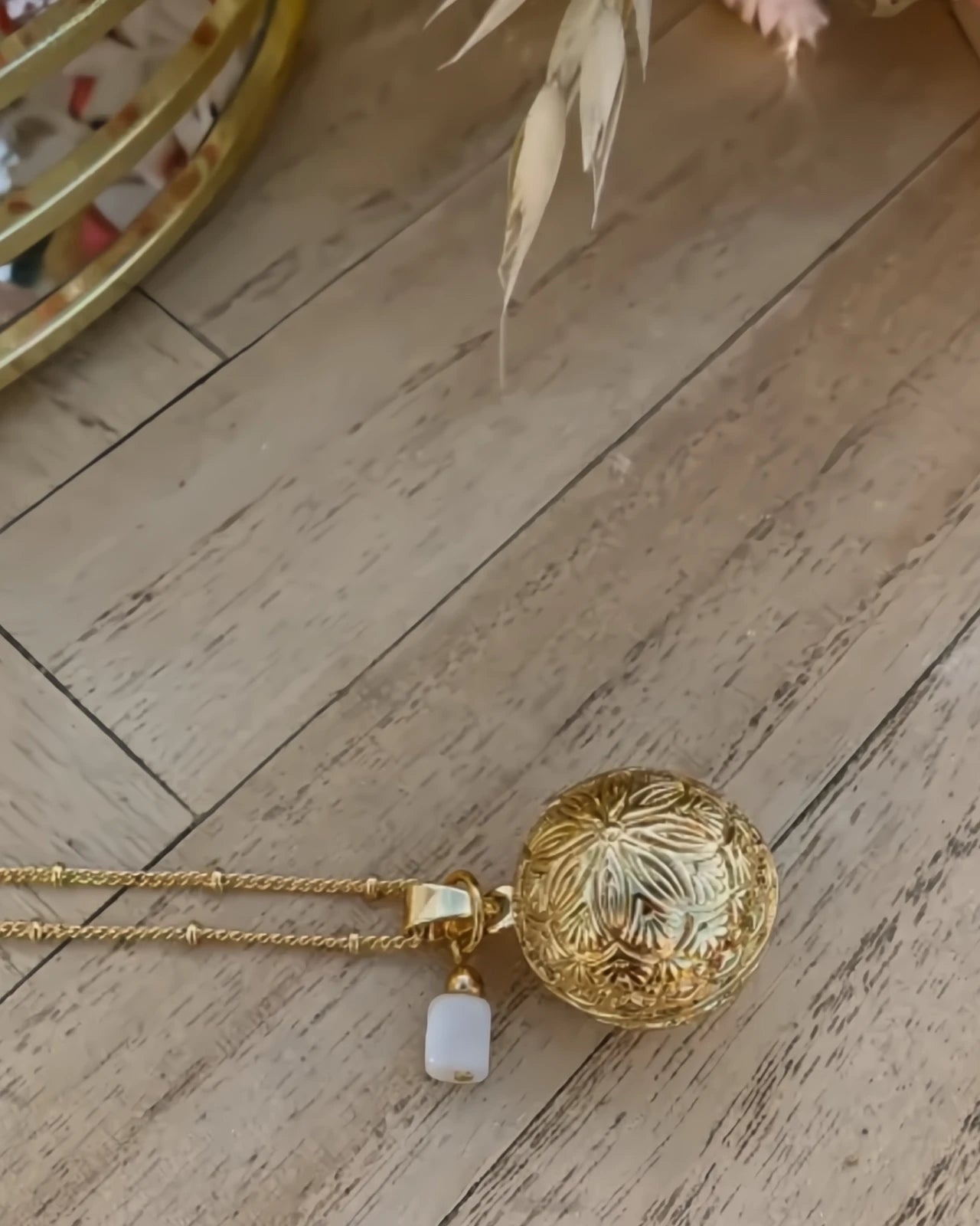 Collana Chiama Angeli, in acciaio placcato oro, realizzata artigianalmente in Francia, con pietra di luna e ciondolo Bola con mandala inciso