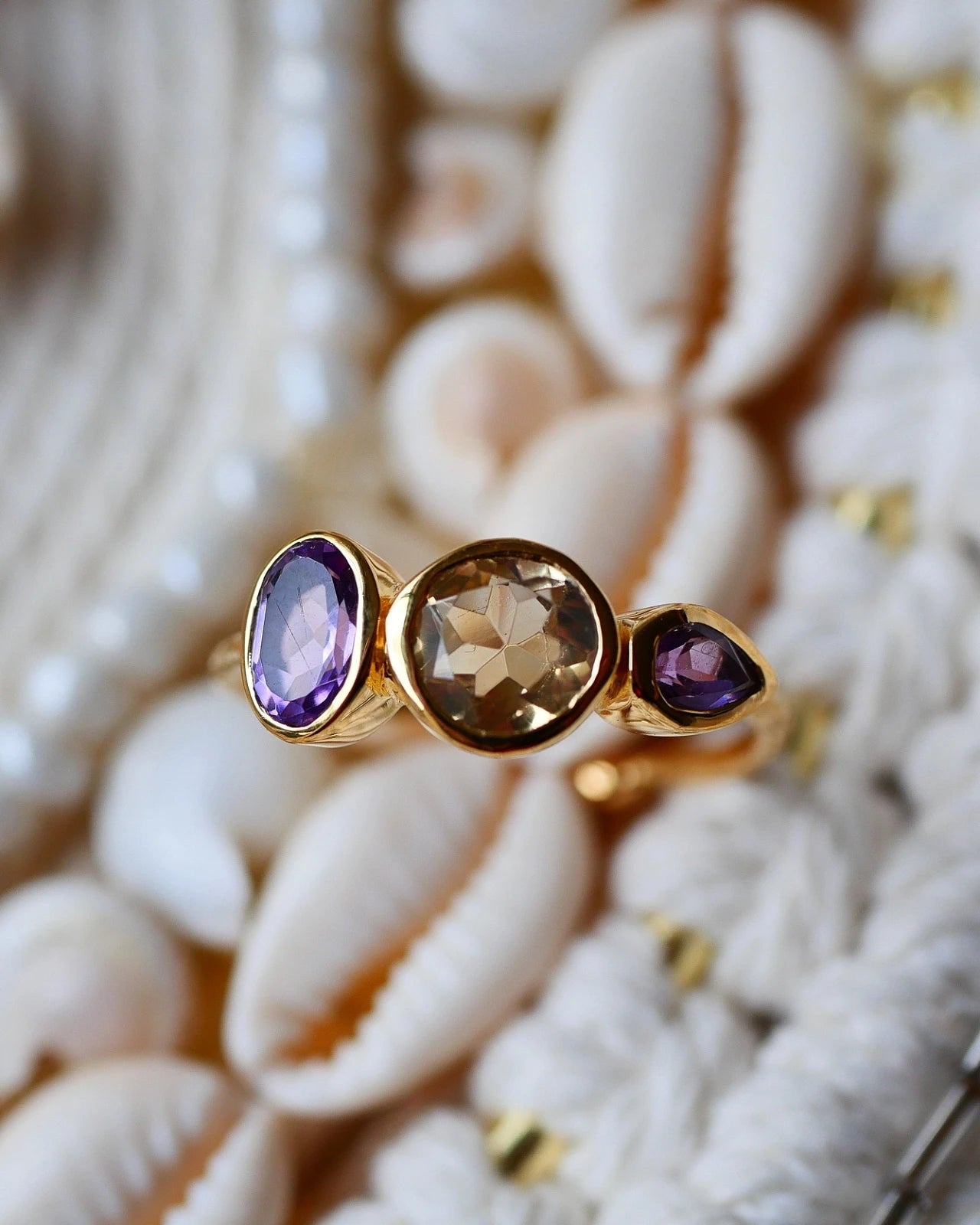 Anello Eudora con citrino e ametista in ottone placcato oro, fatto a mano, design artigianale | Roma