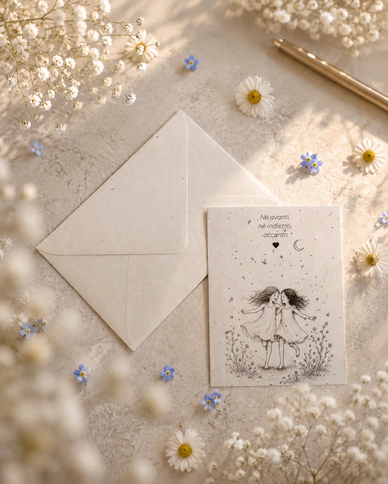 bigliettino auguri con illustrazione disegno poetico bianco e nero su carta artigianale arricchita con semi di fiori di campo ( margherite, papavero e non-ti-scordar-di-me ) con bustina | Per amicizia: nè avanti, nè indietro, accanto