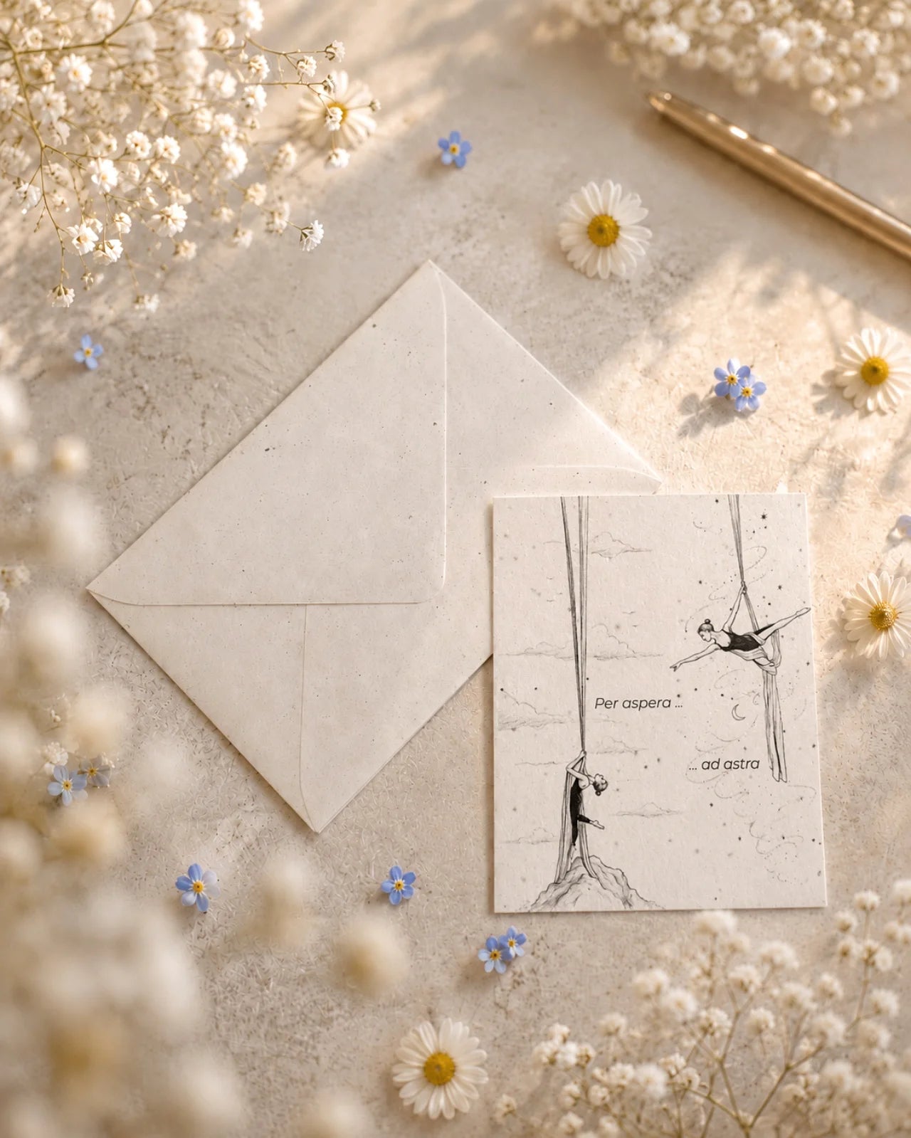 bigliettino auguri con illustrazione disegno poetico bianco e nero su carta artigianale arricchita con semi di fiori di campo ( margherite, papavero e non-ti-scordar-di-me ) con bustina | Per incoraggiamento: per aspera ad astra