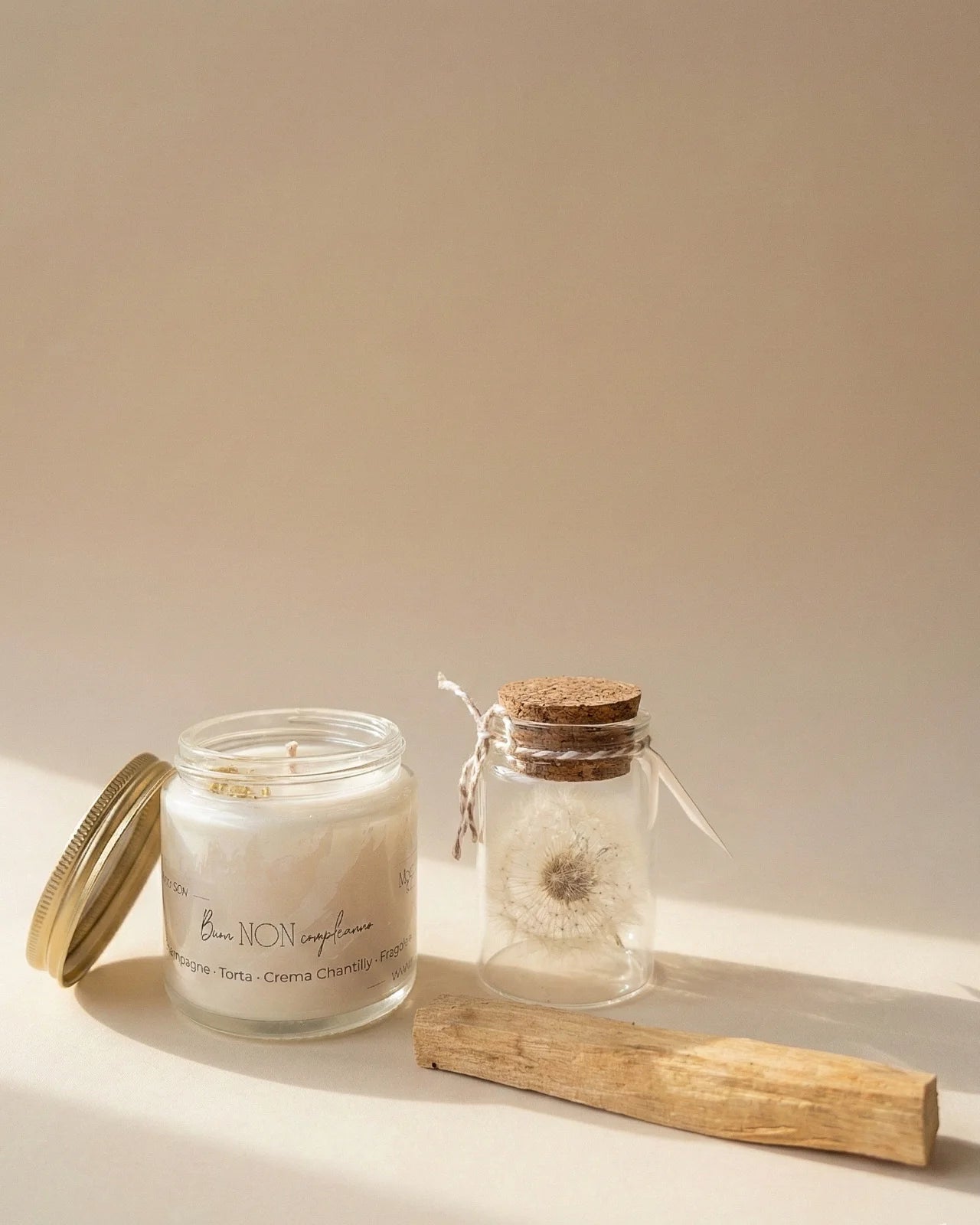Gift box per celebrare occasioni speciali: candela profumata cera di soia, fiore dei desideri ( soffione dandelion dente di leone ) e palo santo | Buon Non Compleanno