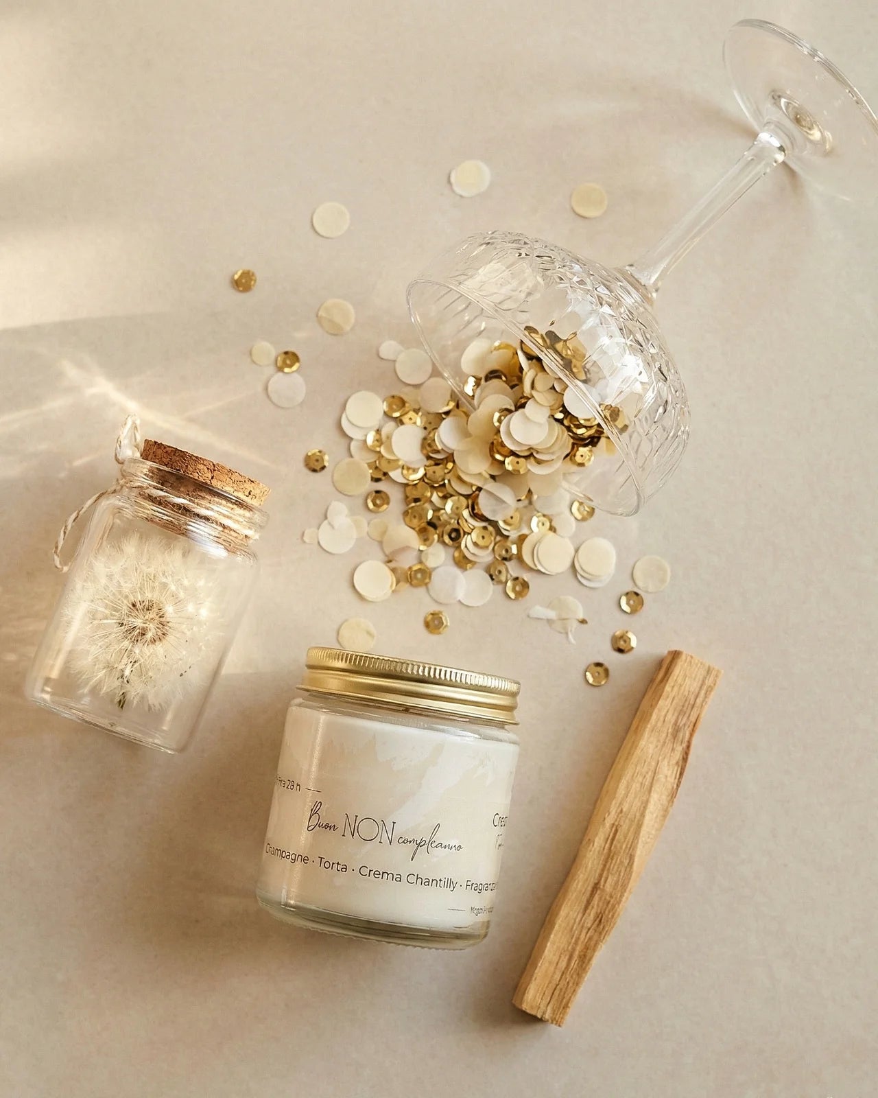 Gift box per celebrare occasioni speciali: candela profumata cera di soia, fiore dei desideri ( soffione dandelion dente di leone ) e palo santo | Buon Non Compleanno - Alice nel Paese delle Meraviglie: per rendere straordinario ogni giorno