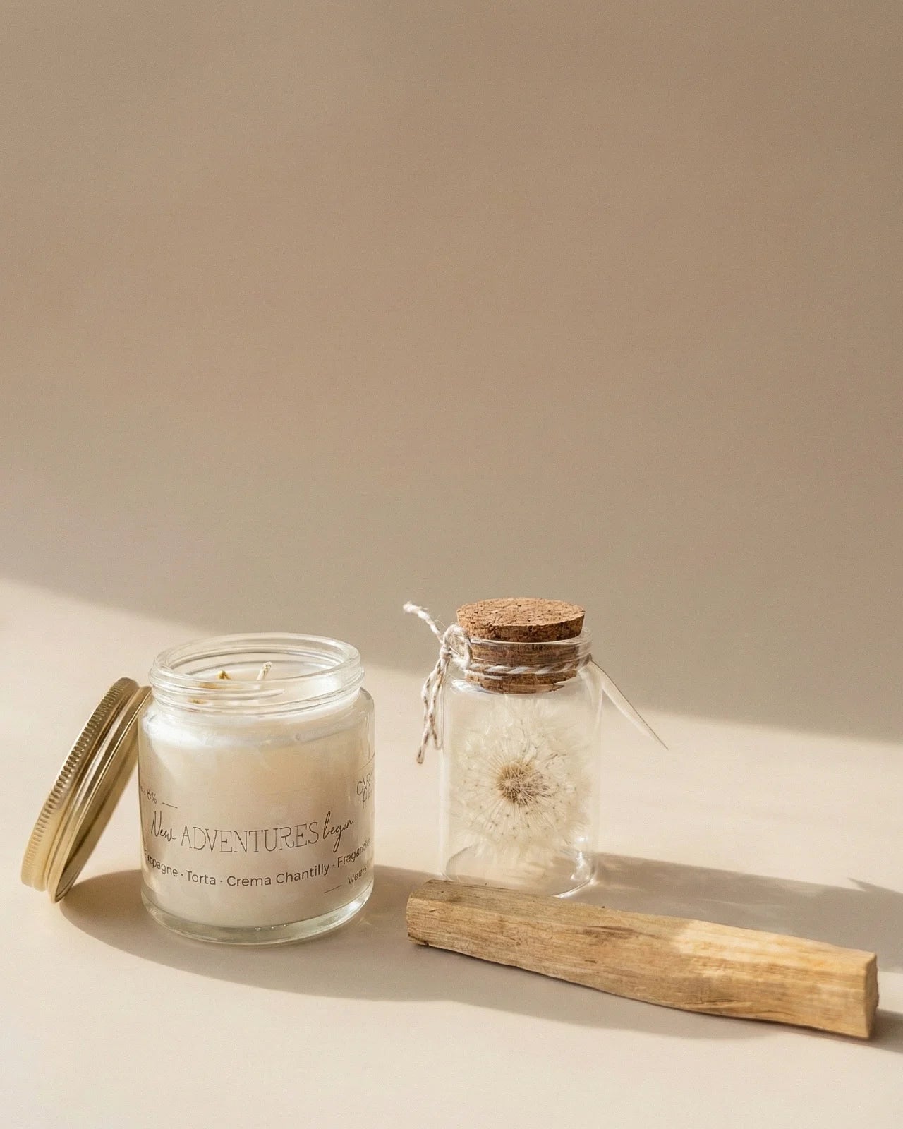 Gift box per celebrare occasioni speciali: candela profumata cera di soia, fiore dei desideri ( soffione dandelion dente di leone ) e palo santo | New Adventures Begin