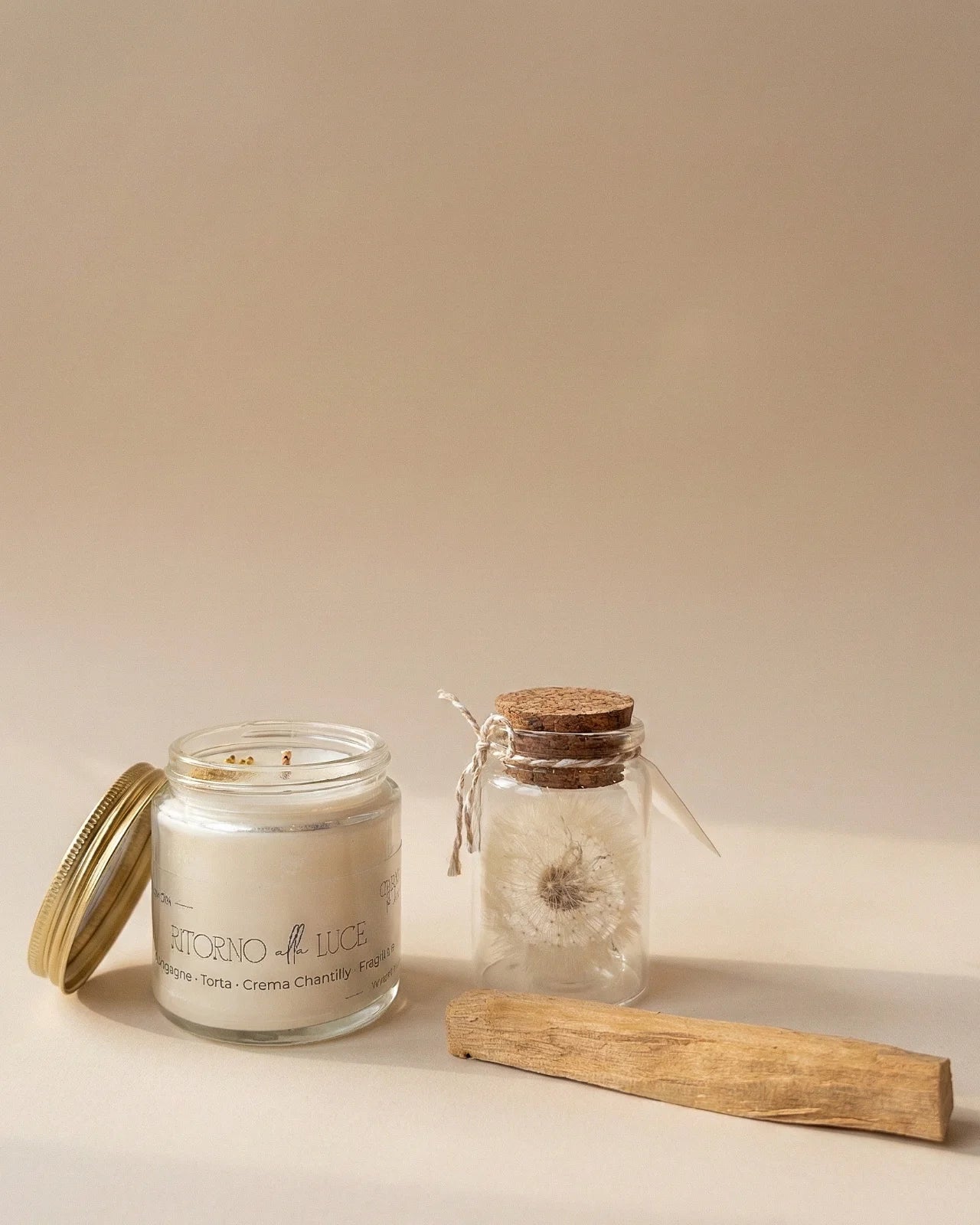 Gift box per celebrare occasioni speciali: candela profumata cera di soia, fiore dei desideri ( soffione dandelion dente di leone ) e palo santo | Ritorno alla Luce