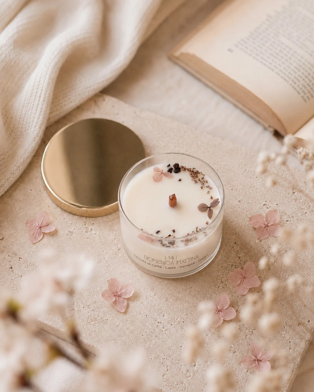 Candela profumata artigianale botanica di cera di soia in contenitore di vetro con stoppino di legno crepitante e composizione di petali e fiori essiccati | profumo chicchi di caffè, latte, vaniglia, cacao