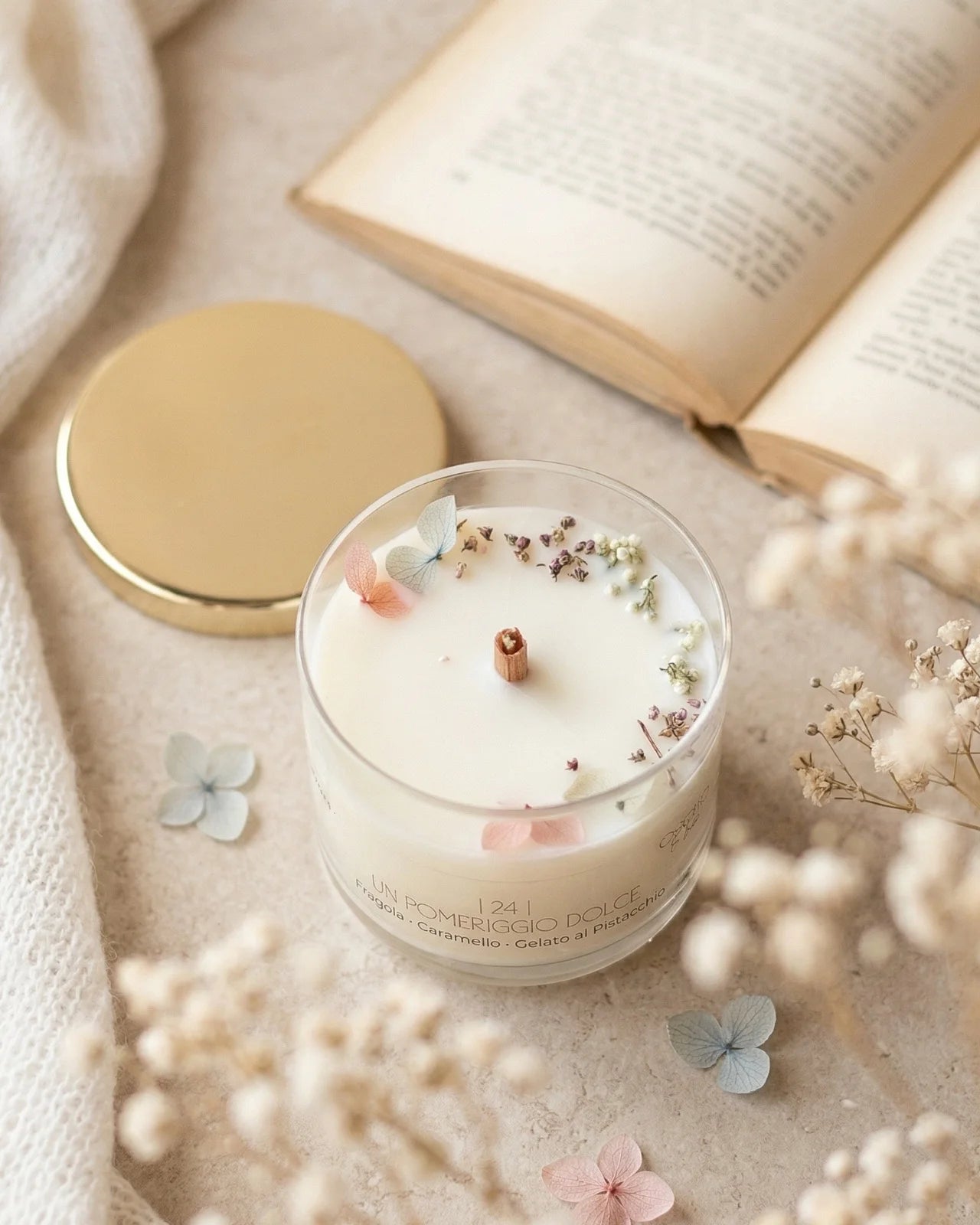 Candela profumata artigianale botanica di cera di soia in contenitore di vetro con stoppino di legno crepitante e composizione di petali e fiori essiccati | profumo fragola, caramello e gelato al pistacchio