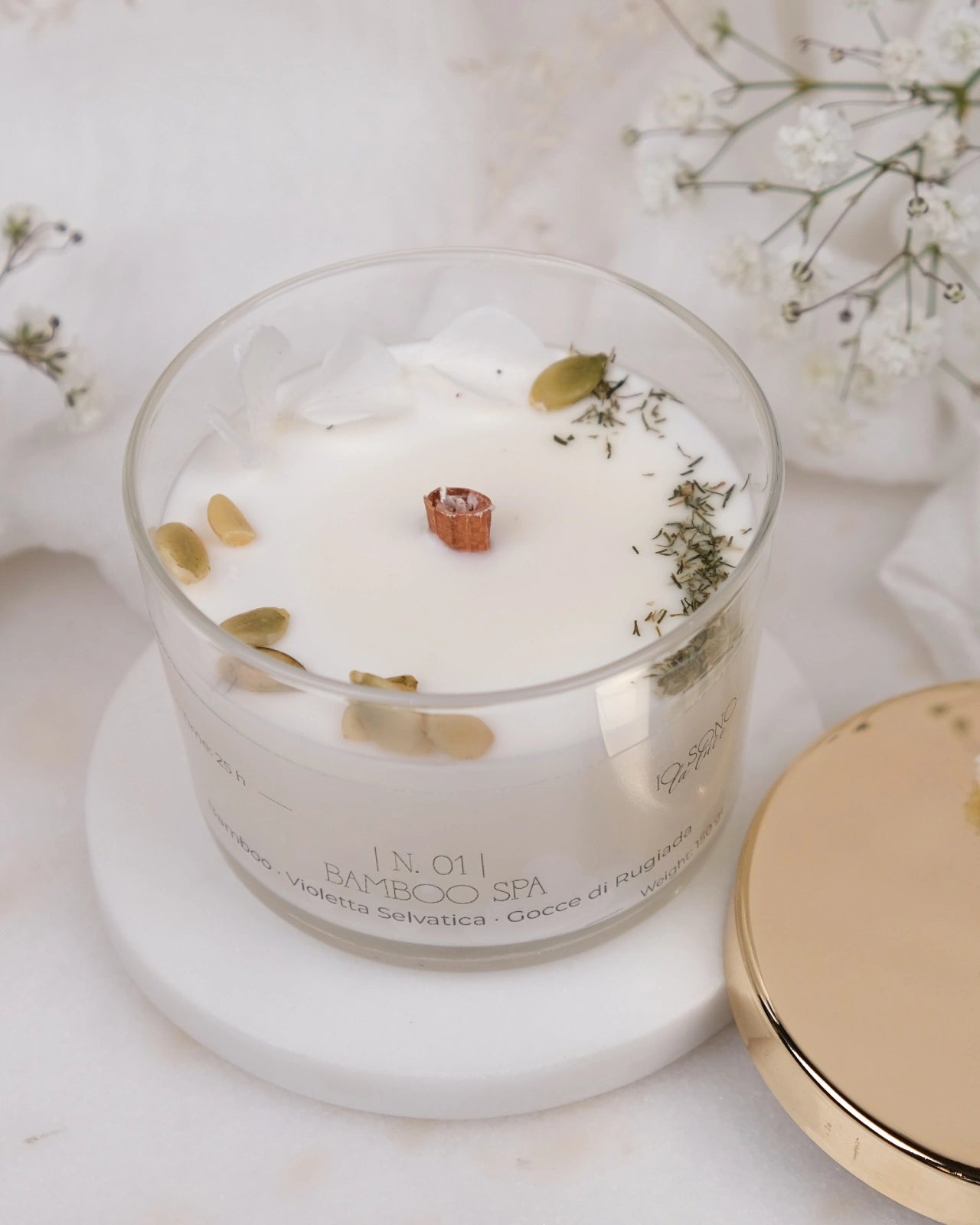 Candela Hygge - candele botaniche profumate in cera di soia con stoppino di legno crepitante come un camino - profumo bambù, Spa e gocce di rugiada