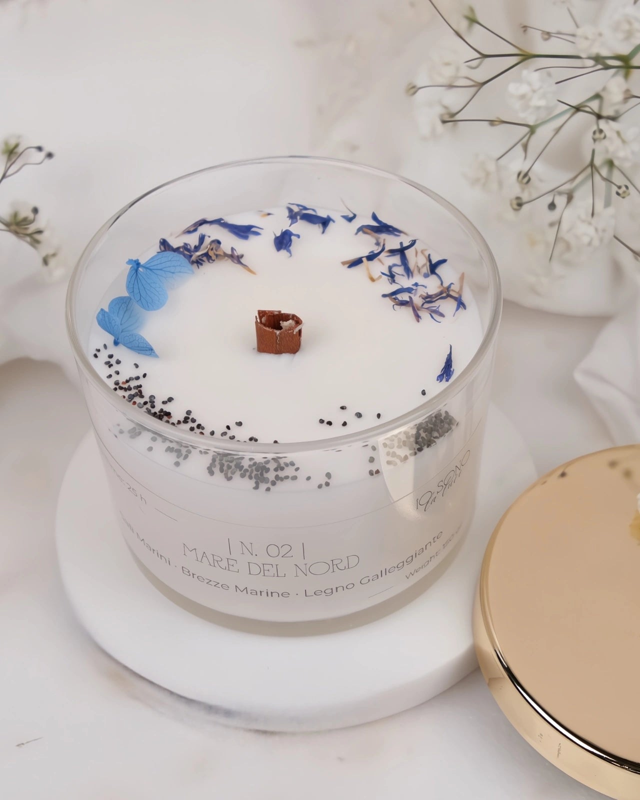 Candela Hygge - candele botaniche profumate in cera di soia con stoppino di legno crepitante come un camino - profumo di sali marini, vento, aromi ozonici e mare d'inverno