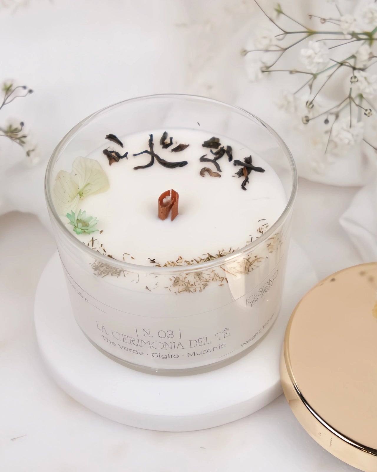 Candela Hygge - candele botaniche profumate in cera di soia con stoppino di legno crepitante come un camino - profumo di tè verde, giglio e muschio