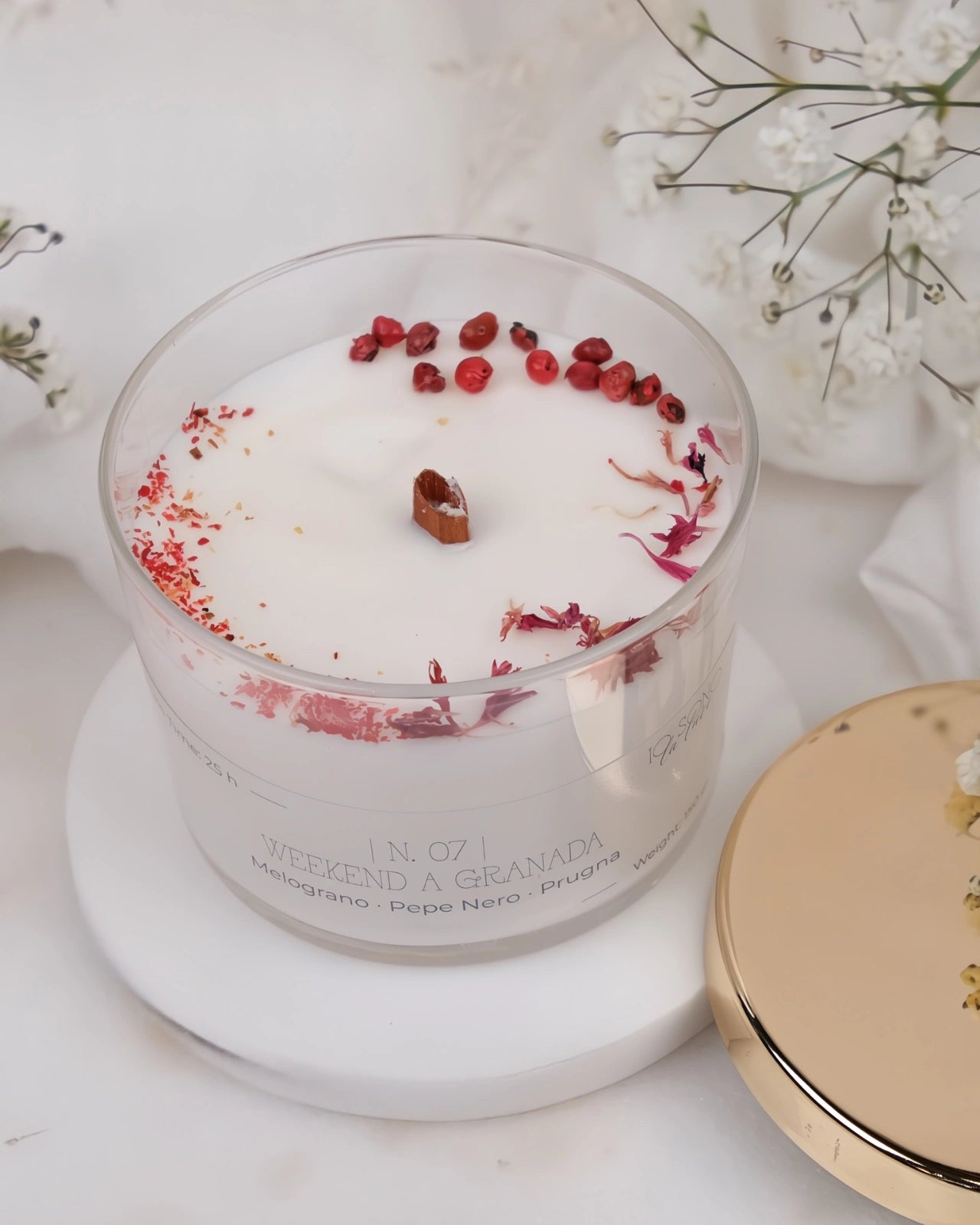 Candela Hygge - candele botaniche profumate in cera di soia con stoppino di legno crepitante come un camino - profumo di melograno