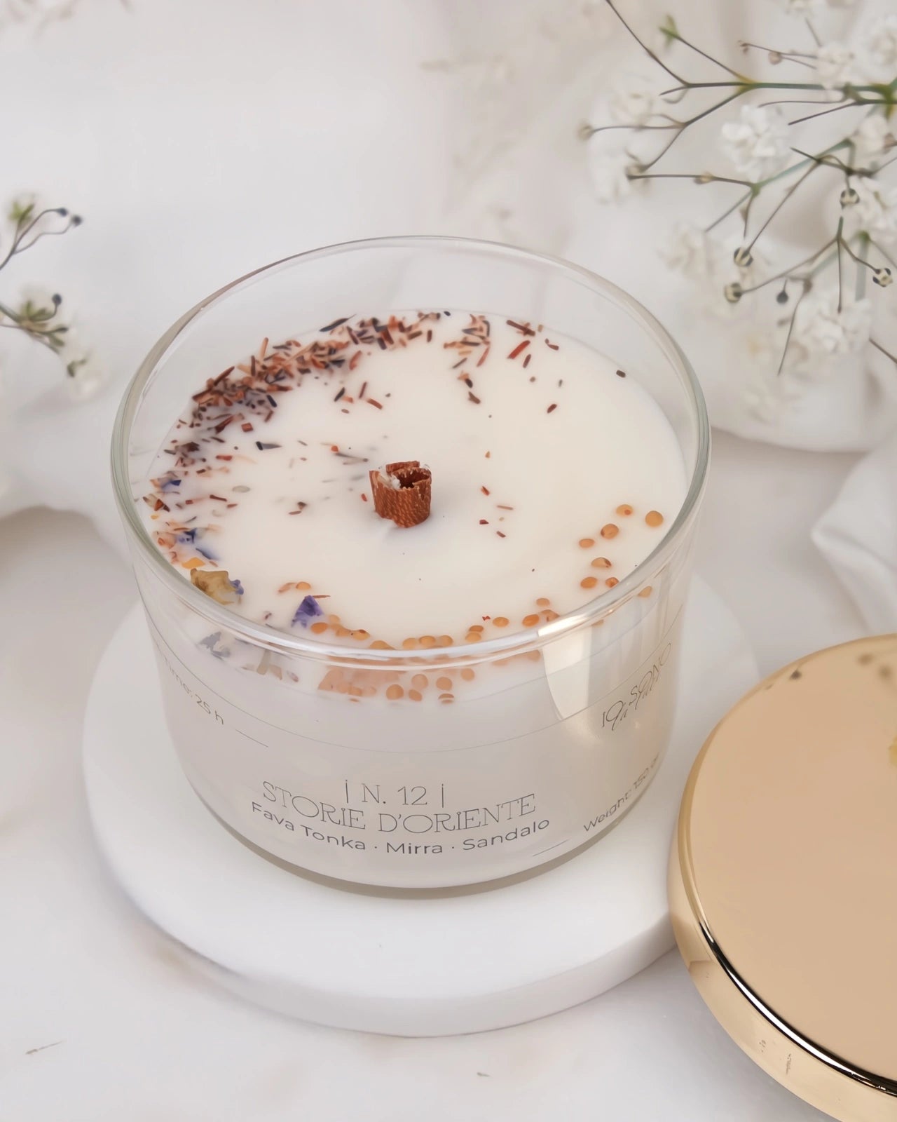 Candela Hygge - candele botaniche profumate in cera di soia con stoppino di legno crepitante come un camino - profumo orientale di fava tonka, mirra e sandalo