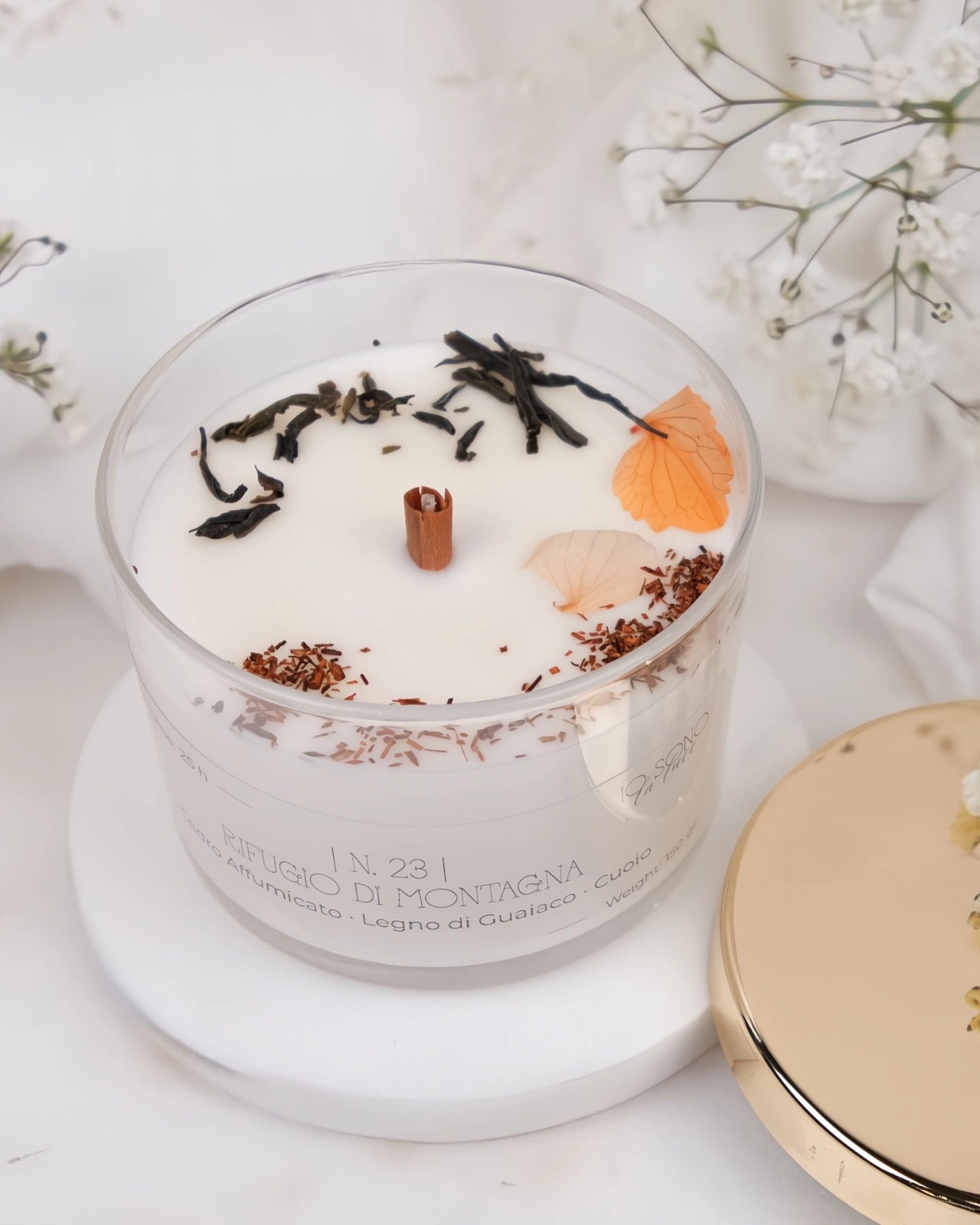 Candela Hygge - candele botaniche profumate in cera di soia con stoppino di legno crepitante come un camino - profumo di montagna, camino e chalet sulle dolomiti