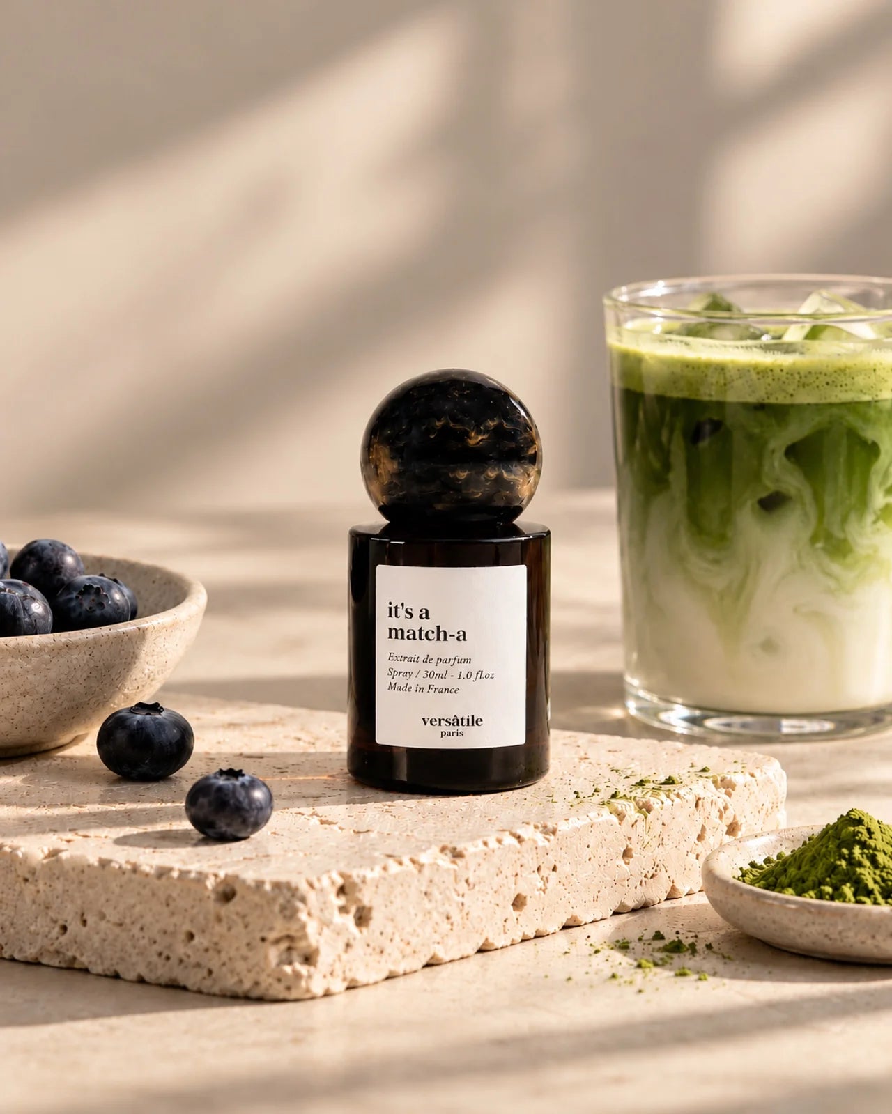 Estratto di profumo spray It's a Matcha di Versatile Paris, flacone 30 ml gourmand verde con note di matcha, mirtillo, vaniglia e pistacchio - Roma