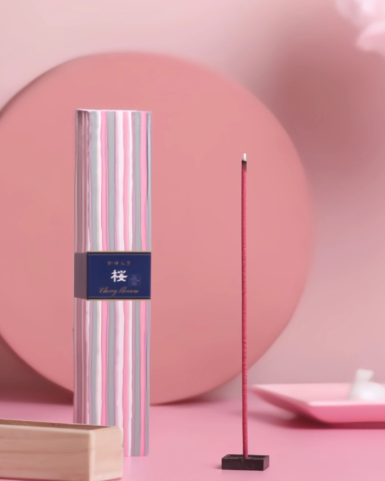 Bastoncini artigianali di incenso giapponese naturale senza bambù con supporto in ceramica - Nippon Kodo Kayuragi - Io Sono La Luce Roma - Fragranza Fiori di Ciliegio