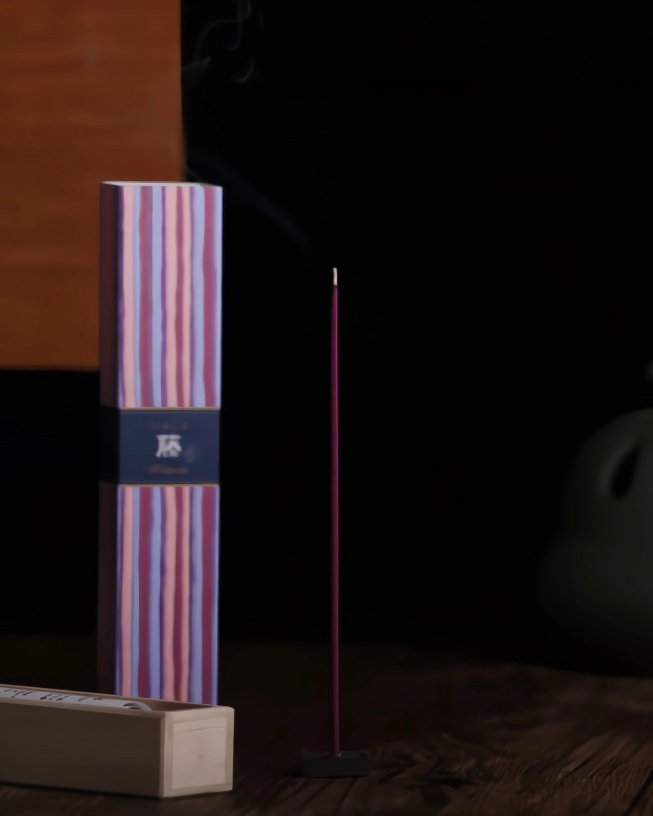 Bastoncini artigianali di incenso giapponese naturale senza bambù con supporto in ceramica - Nippon Kodo Kayuragi - Io Sono La Luce Roma - Fragranza Glicine