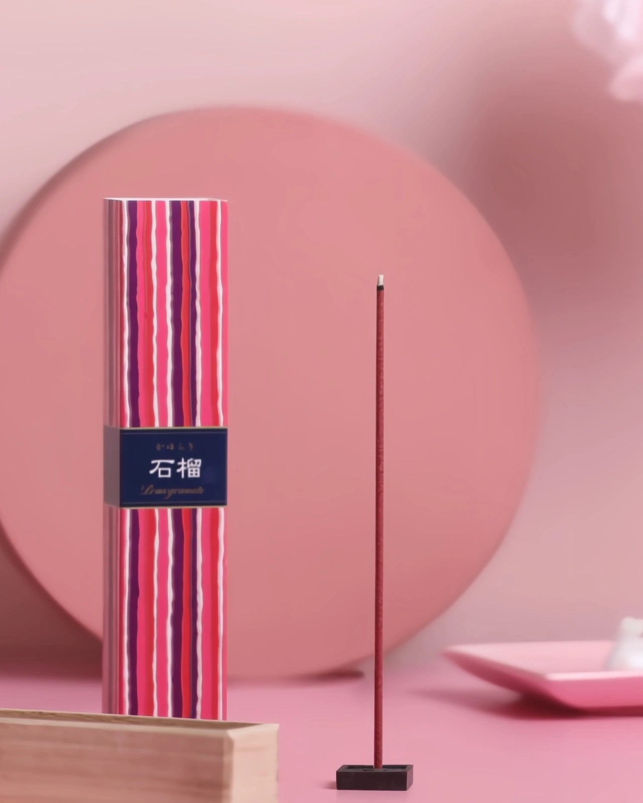 Bastoncini artigianali di incenso giapponese naturale senza bambù con supporto in ceramica - Nippon Kodo Kayuragi - Io Sono La Luce Roma - Fragranza Melograno