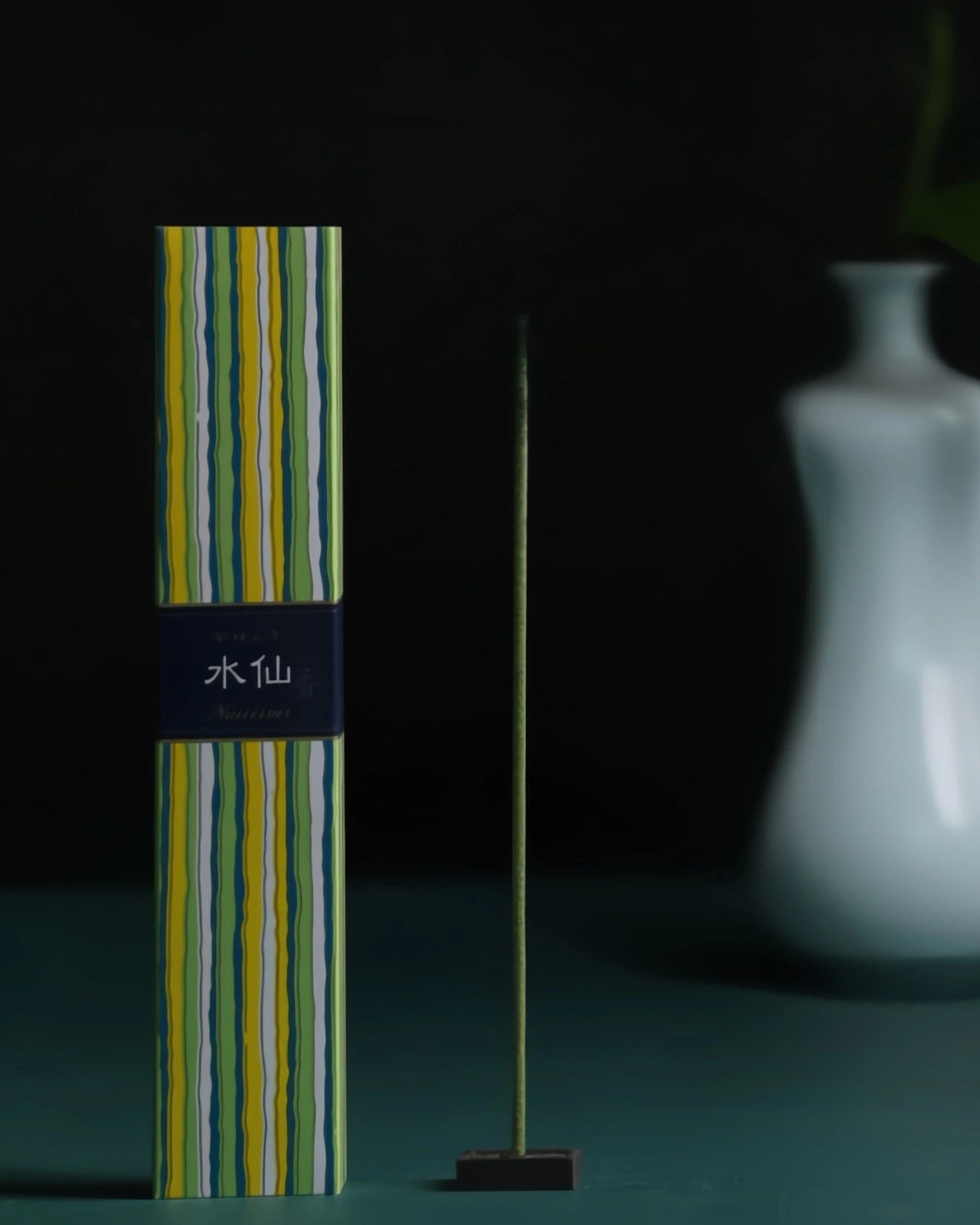 Bastoncini artigianali di incenso giapponese naturale senza bambù con supporto in ceramica - Nippon Kodo Kayuragi - Io Sono La Luce Roma - Fragranza Narciso