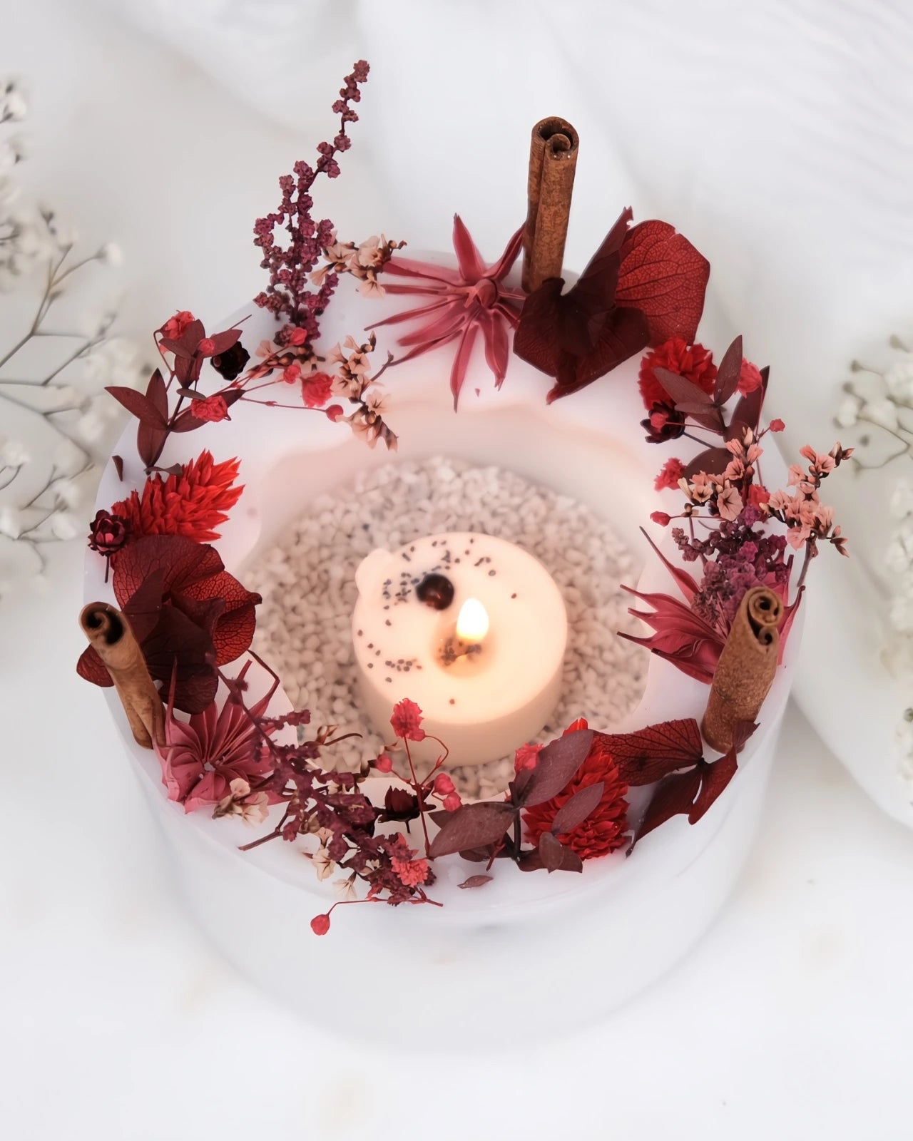 candela botanica komorebi in vaso di cera con bastoncini di cannella e fiori secchi | candele di design e d'arredo a Roma | Colore bianco e rosso