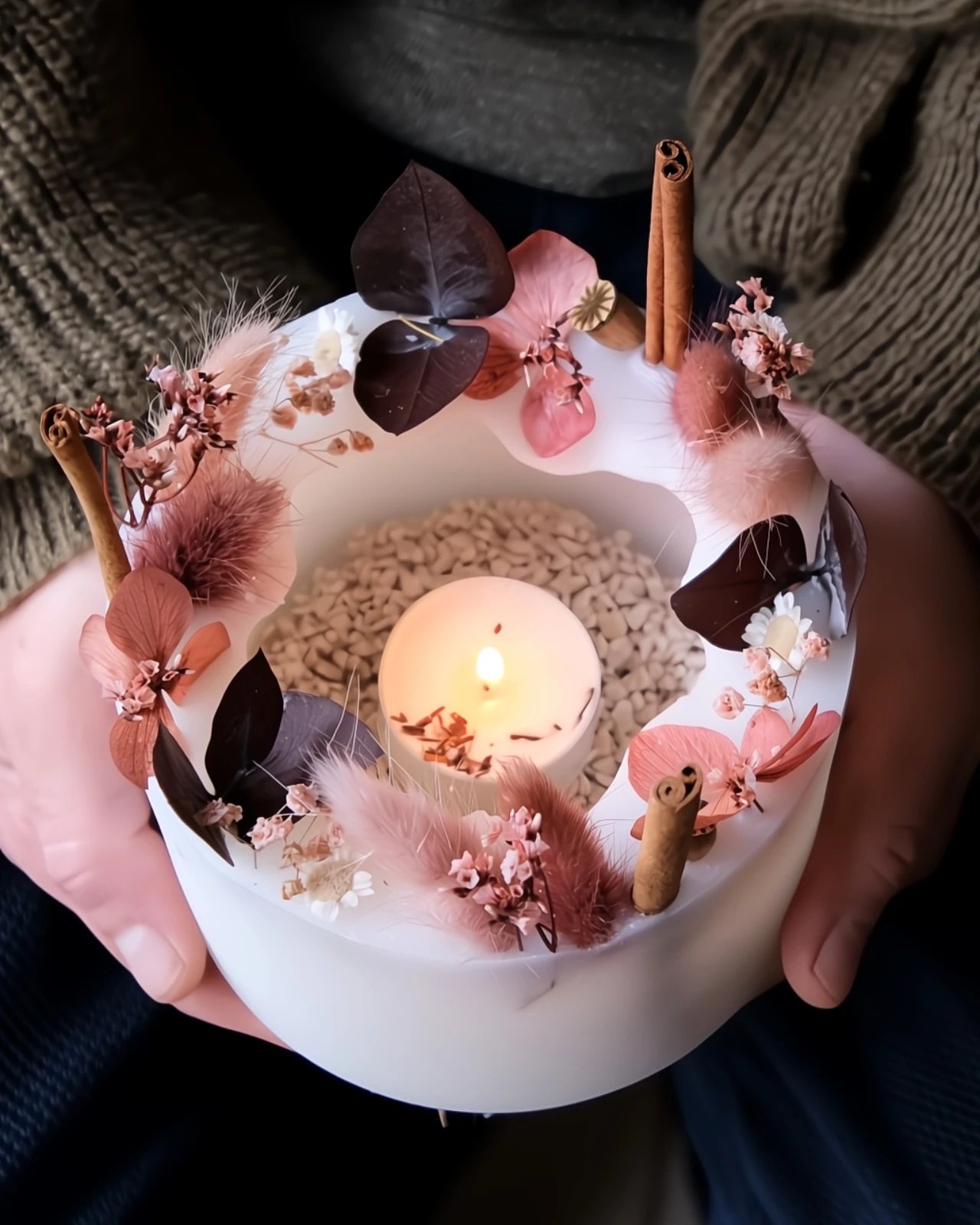 candela botanica komorebi in vaso di cera con bastoncini di cannella e fiori secchi | candele di design e d'arredo a Roma