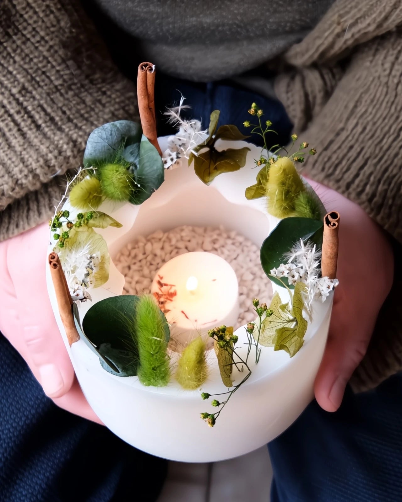 candela botanica komorebi in vaso di cera con bastoncini di cannella e fiori secchi | candele di design e d'arredo a Roma