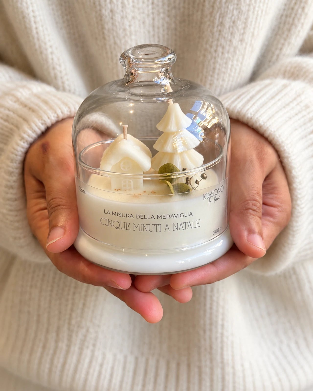 Candela botanica profumata natalizia con mini villaggio di natale ( alberello e casetta in cera ) | Cera di Soia - Fragranza Cinque Minuti a Natale formato 200 gr colore Bianco