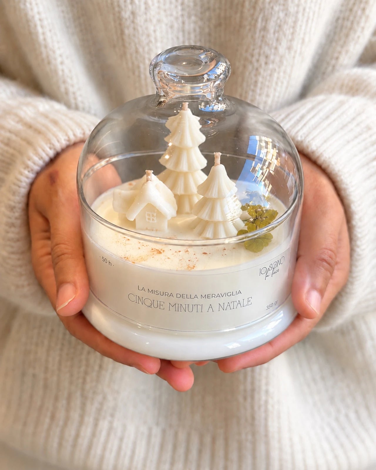 Candela botanica profumata natalizia con mini villaggio di natale ( alberello e casetta in cera ) | Cera di Soia - Fragranza Cinque Minuti a Natale formato 350 gr colori Verde e Bianco