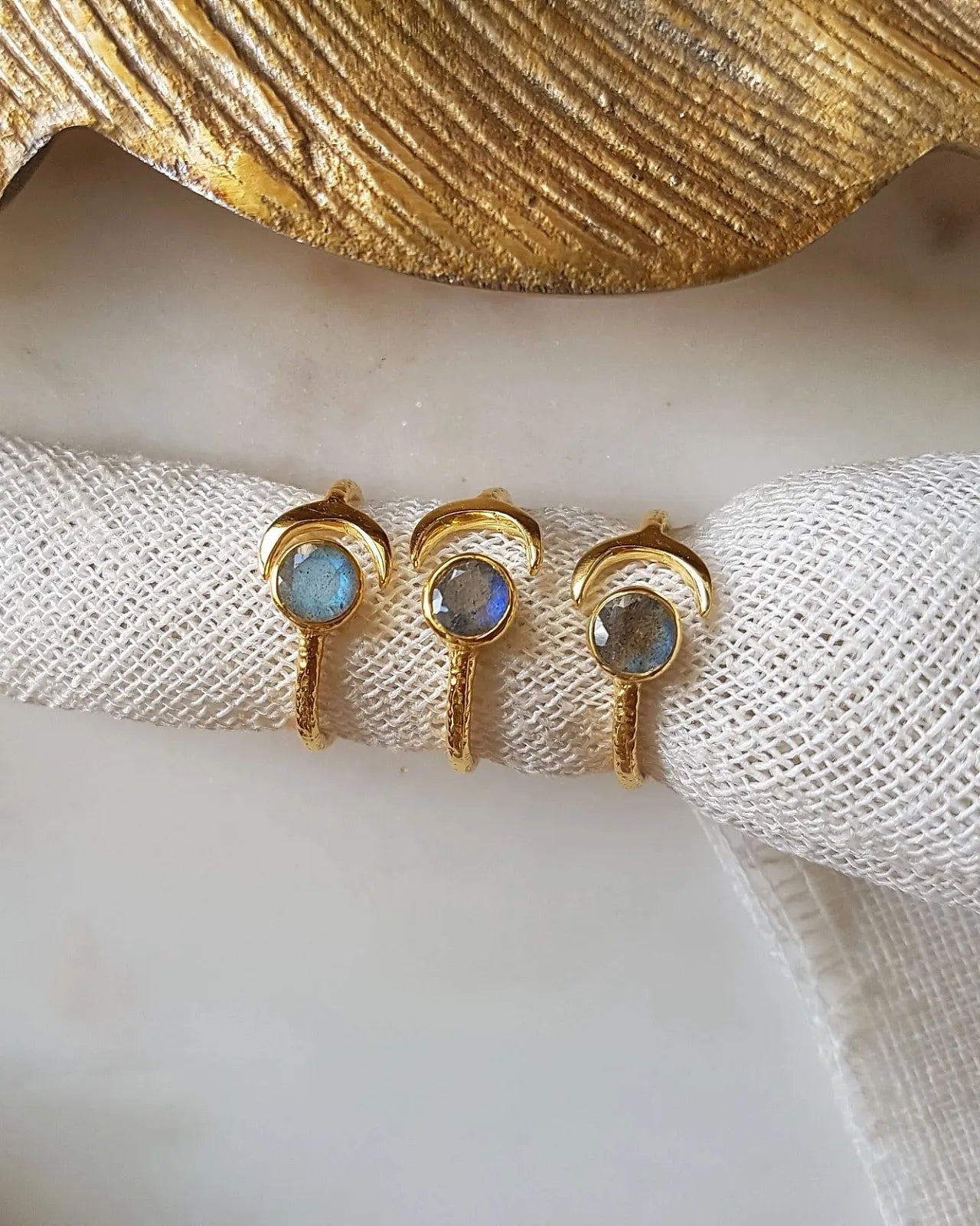 anello artigianale in ottone placcato oro 18 2 micron made in France con pietra naturale labradorite