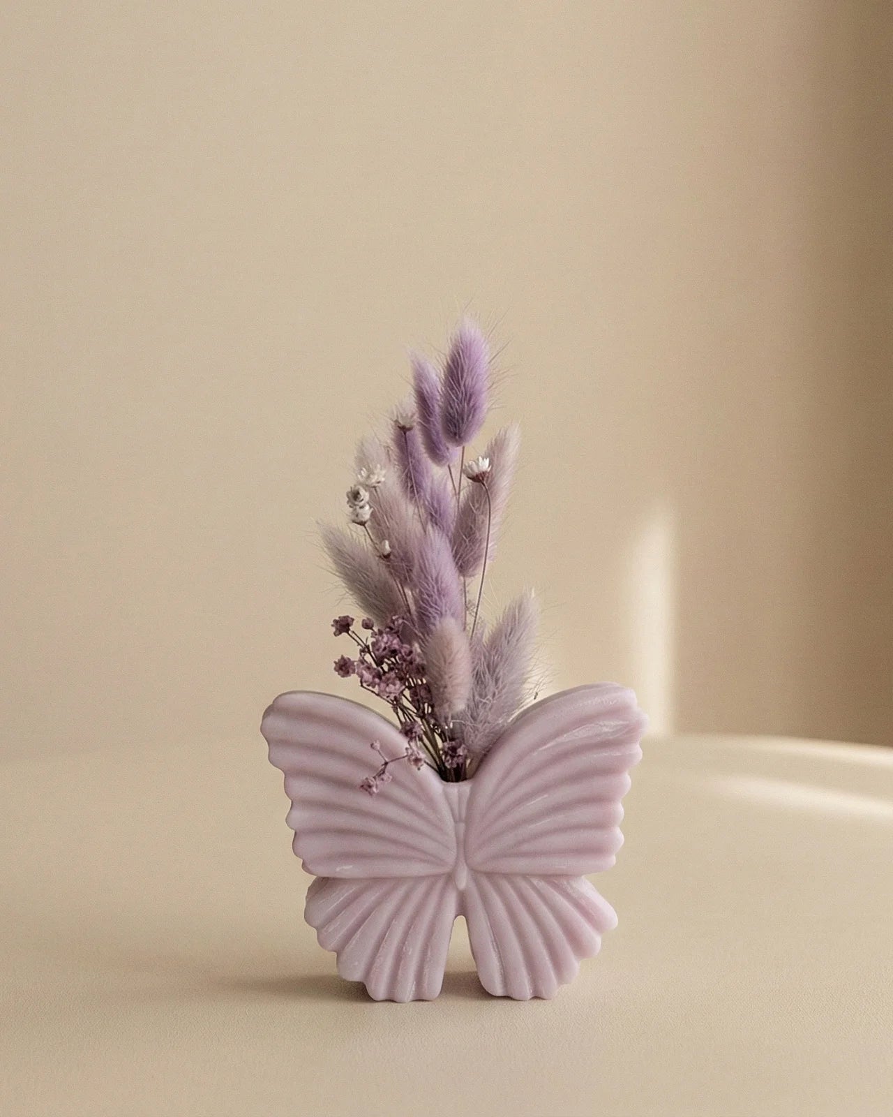 Vaso di cera a forma di farfalla con bouquet di fiori secchi e stabilizzati, creazione artigianale simbolo di rinascita color ametista