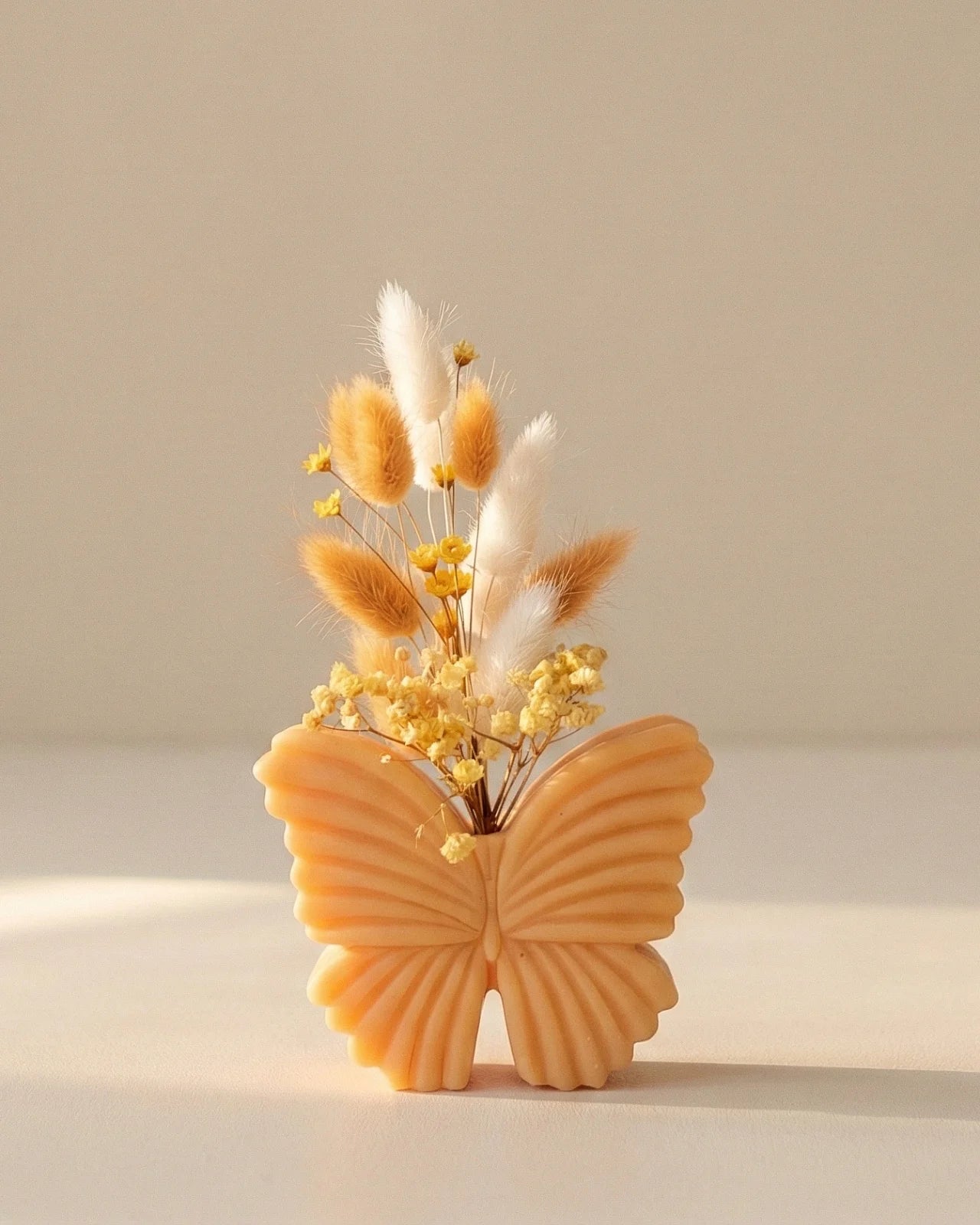 Vaso di cera a forma di farfalla con bouquet di fiori secchi e stabilizzati, creazione artigianale simbolo di rinascita color giallo di Napoli