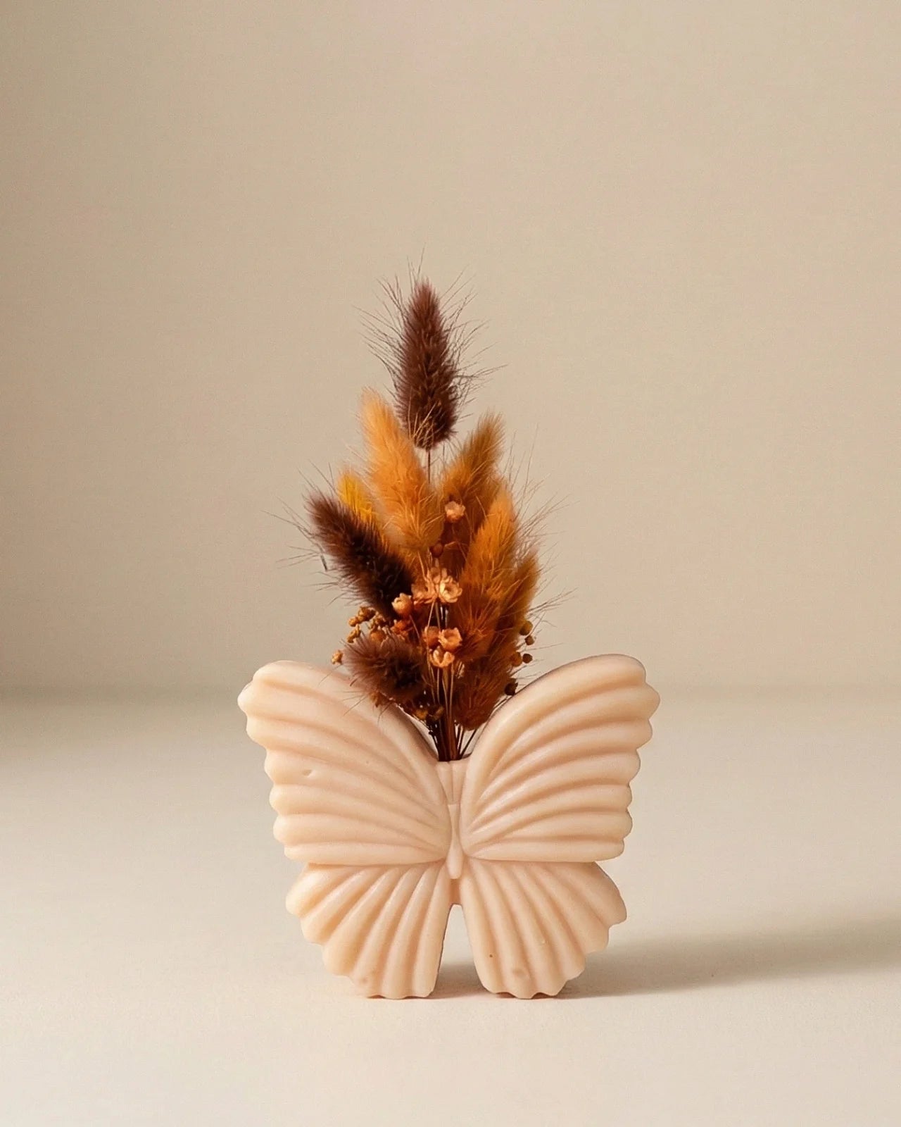 Vaso di cera a forma di farfalla con bouquet di fiori secchi e stabilizzati, creazione artigianale simbolo di rinascita color grano