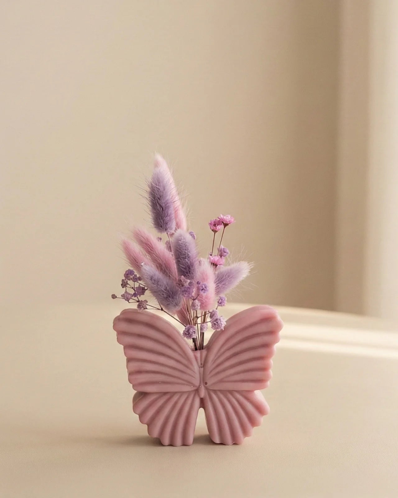 Vaso di cera a forma di farfalla con bouquet di fiori secchi e stabilizzati, creazione artigianale simbolo di rinascita color malva