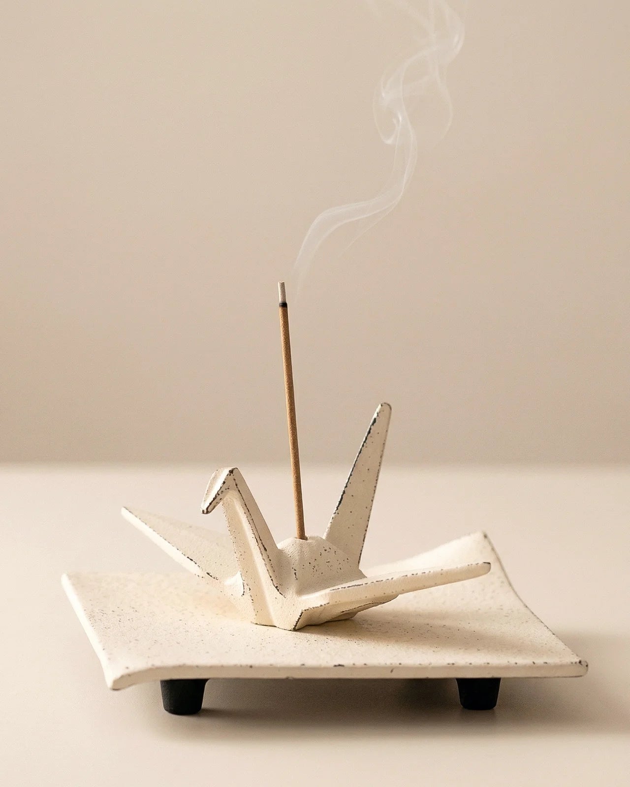 Iwachu Morioka Giappone Porta incenso gru origami in ghisa bianca Iwachu orizuru — home decor japandi minimalista