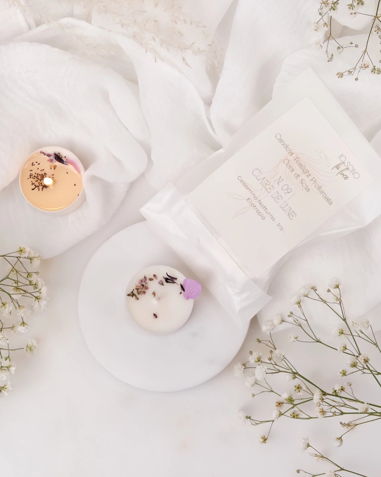 Piccole candeline profumate tealight in contenitore di PLA biodegradabile e sostenibile - pura cera di soia 100% vegetale - made in italy a Roma - profumo di gelsomino e iris