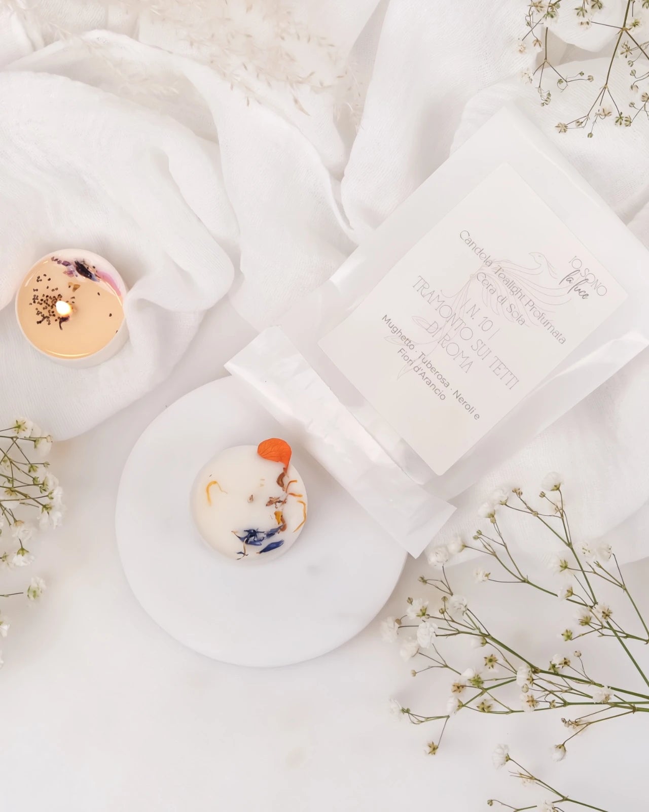 Piccole candeline profumate tealight in contenitore di PLA biodegradabile e sostenibile - pura cera di soia 100% vegetale - made in italy a Roma - profumo di mughetto, tuberosa e tramonto sui tetti di roma