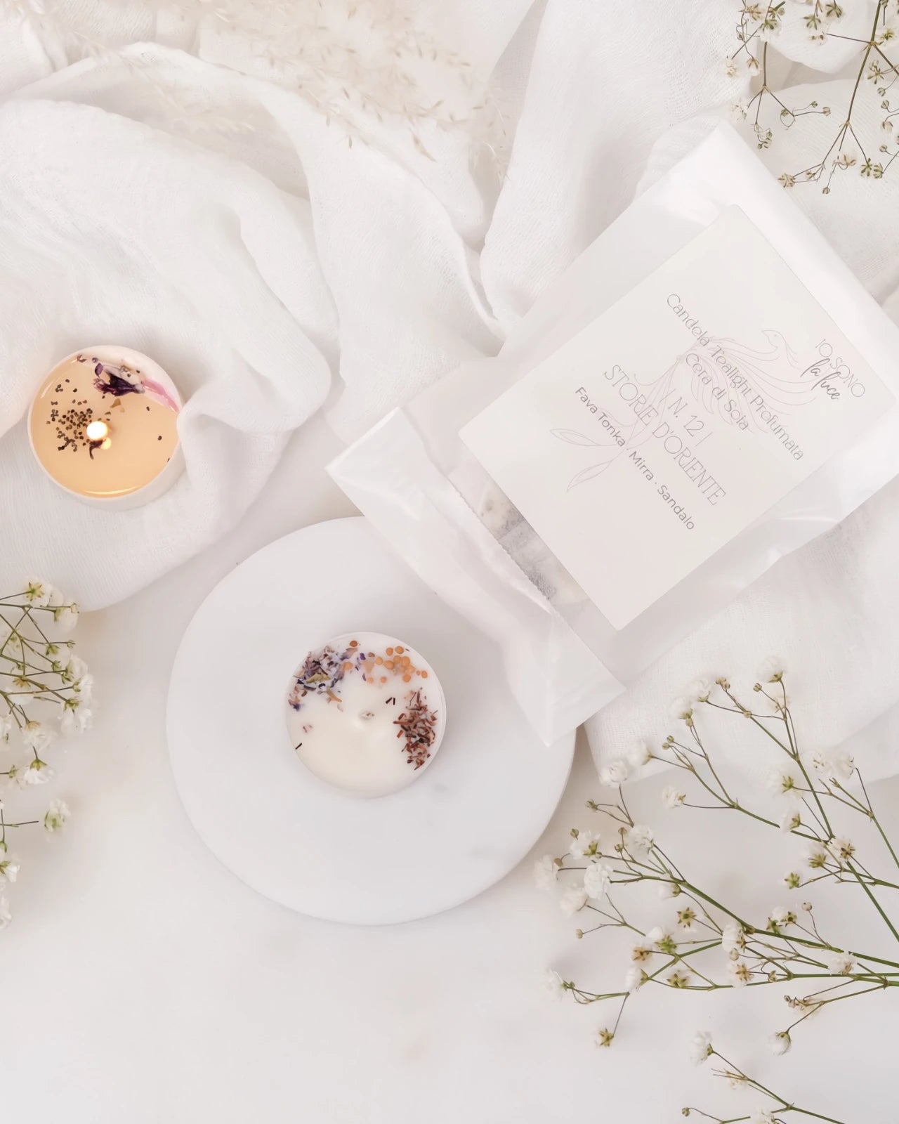 Piccole candeline profumate tealight in contenitore di PLA biodegradabile e sostenibile - pura cera di soia 100% vegetale - made in italy a Roma - profumo orientale di fava tonka, mirra e sandalo