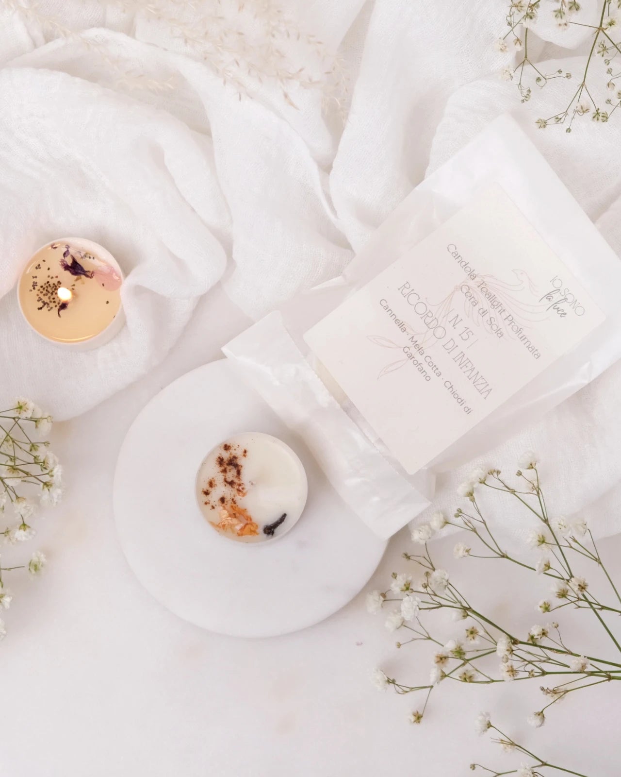 Piccole candeline profumate tealight in contenitore di PLA biodegradabile e sostenibile - pura cera di soia 100% vegetale - made in italy a Roma - profumo di cannella, mela cotta e ricordi di infanzia