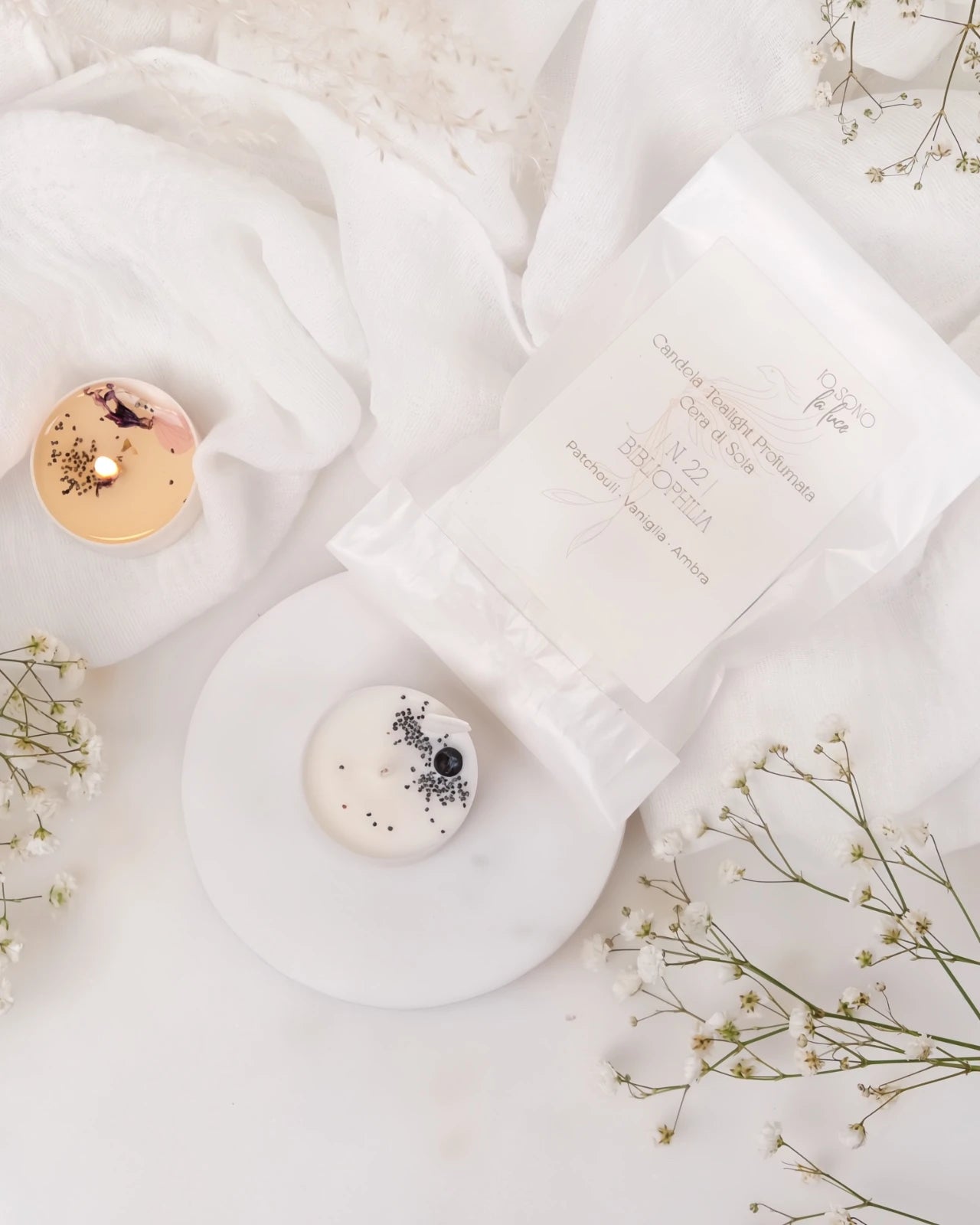 Piccole candeline profumate tealight in contenitore di PLA biodegradabile e sostenibile - pura cera di soia 100% vegetale - made in italy a Roma - profumo di libri, biblioteca, patchouli e vaniglia