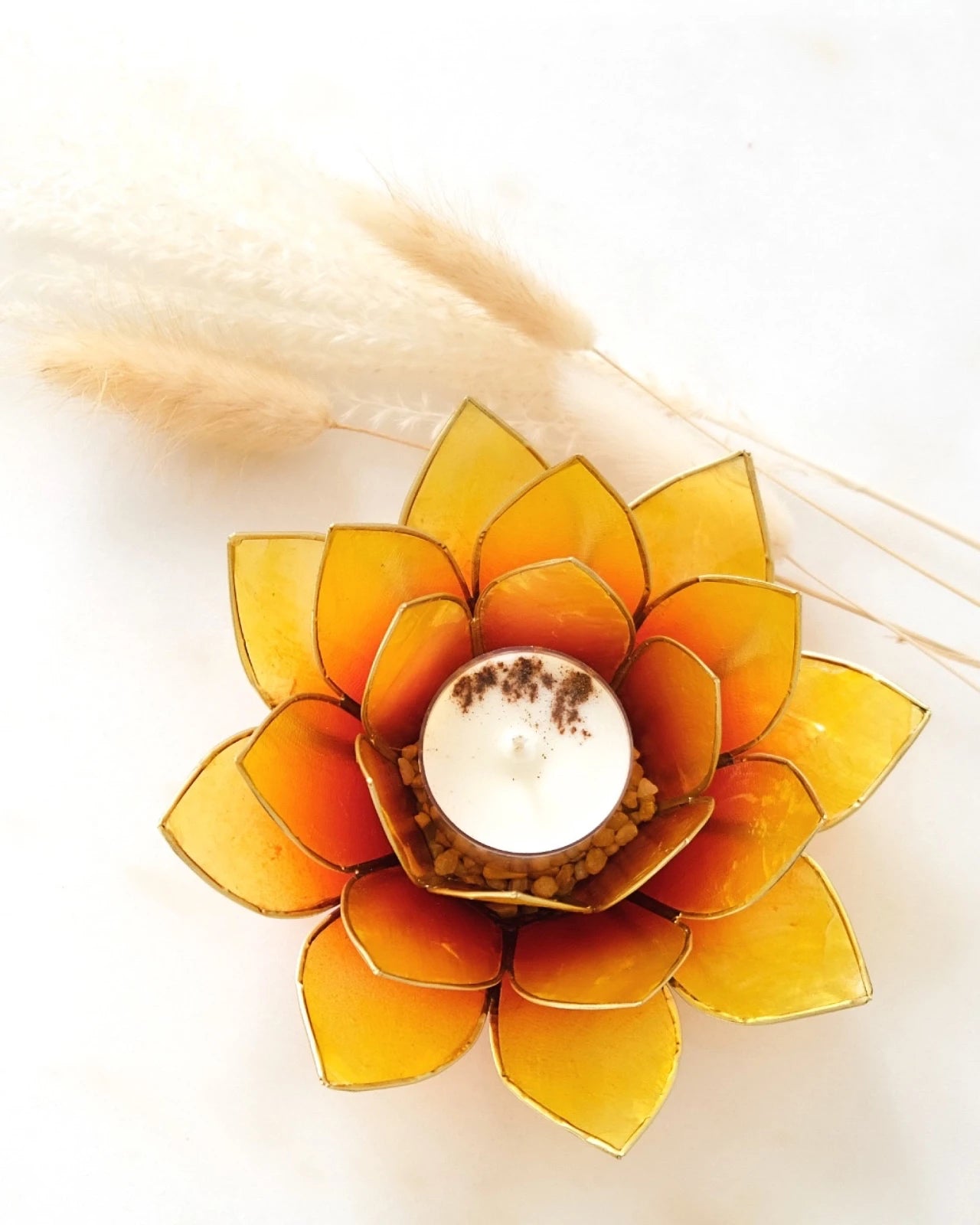 Puro: portacandele a forma di fior di loto in conchiglia colore giallo arancio