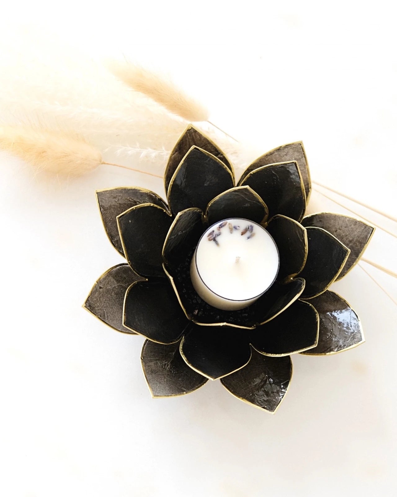 Puro: portacandele a forma di fior di loto in conchiglia colore nero
