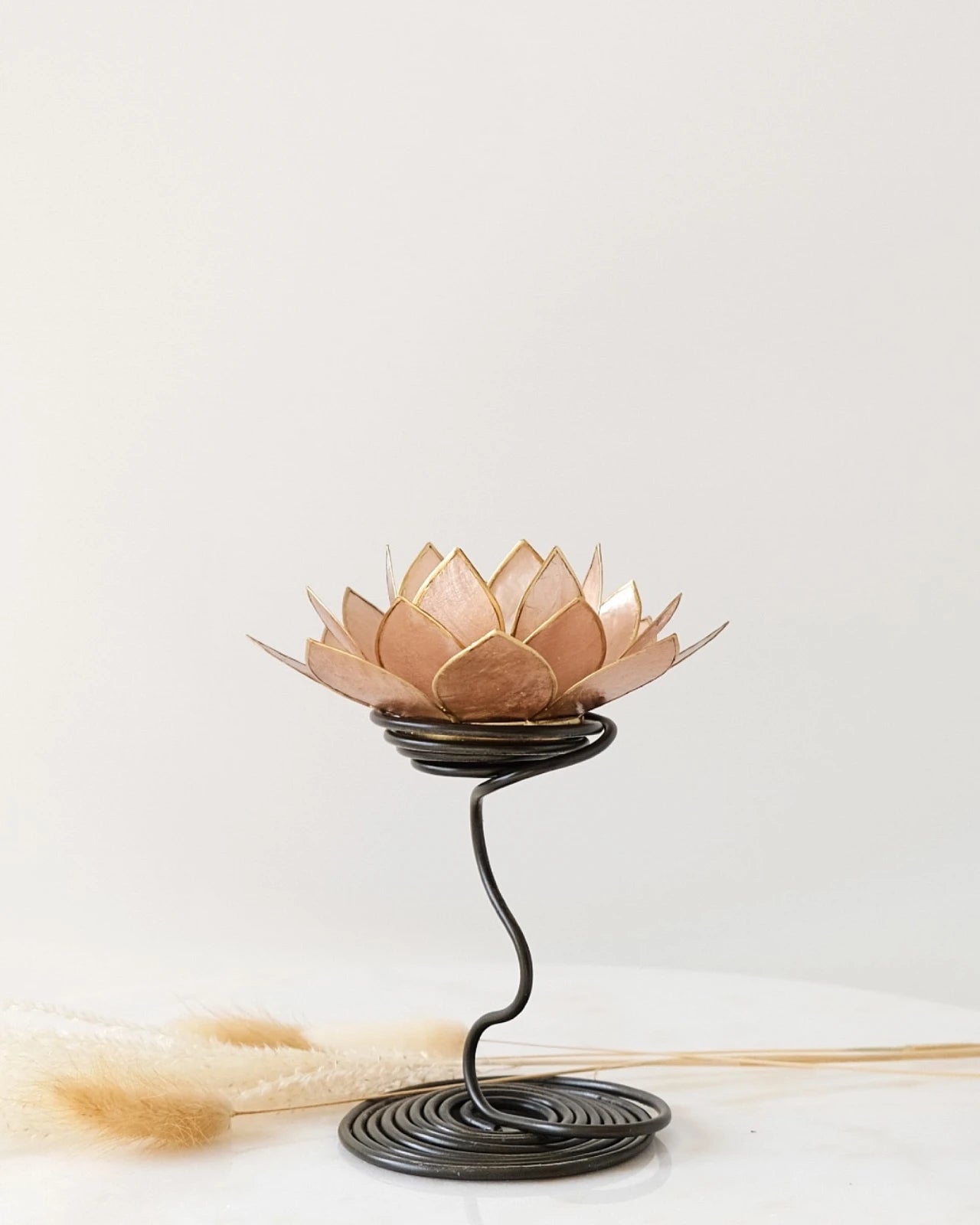 Puro: portacandele a forma di fior di loto in conchiglia con stelo colore oro