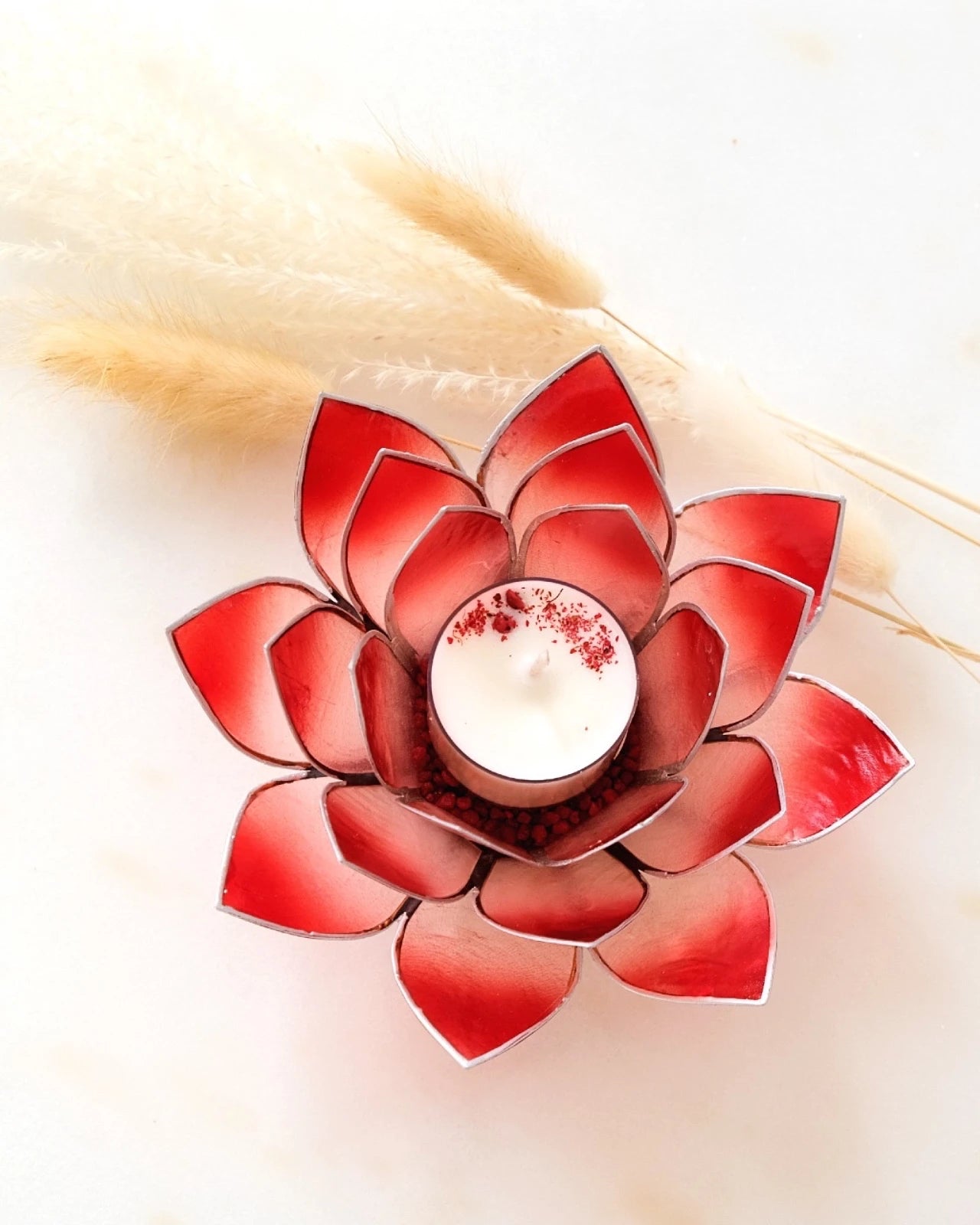 Puro: portacandele a forma di fior di loto in conchiglia colore rosso sfumato