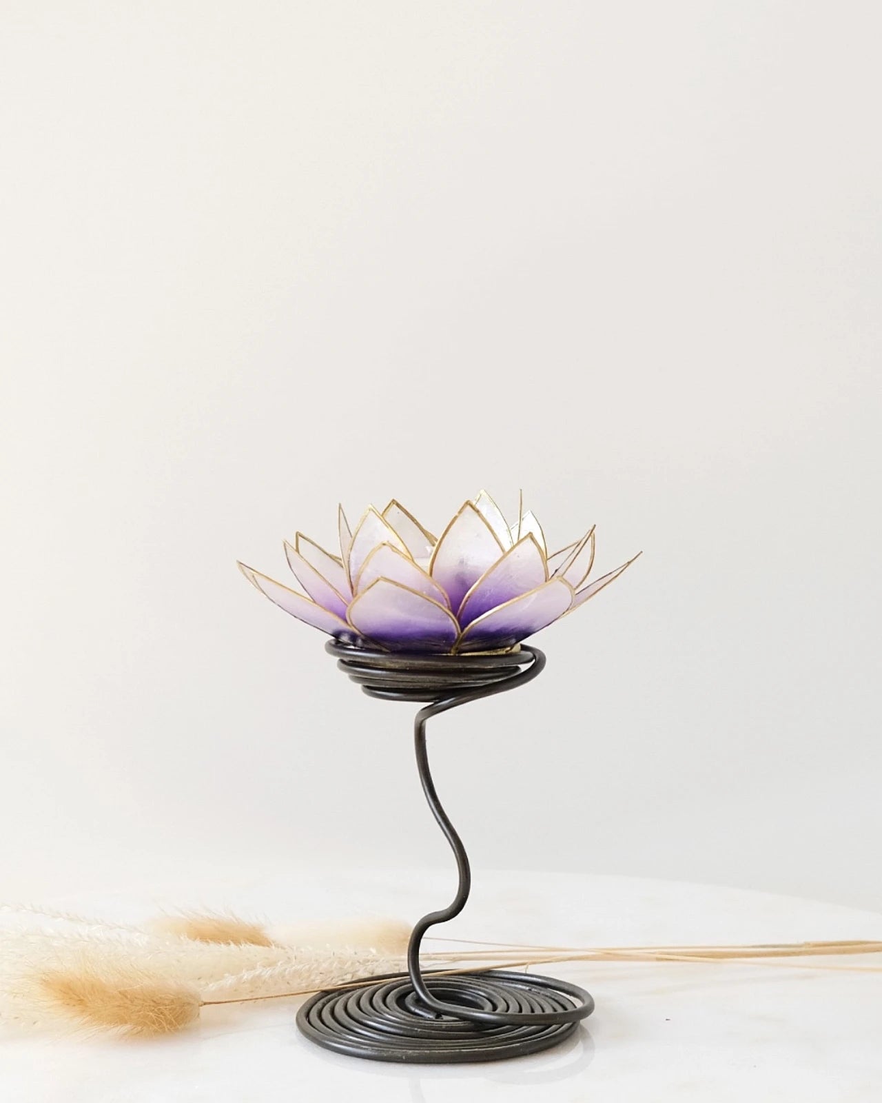 Puro: portacandele a forma di fior di loto in conchiglia con stelo colore viola sfumato