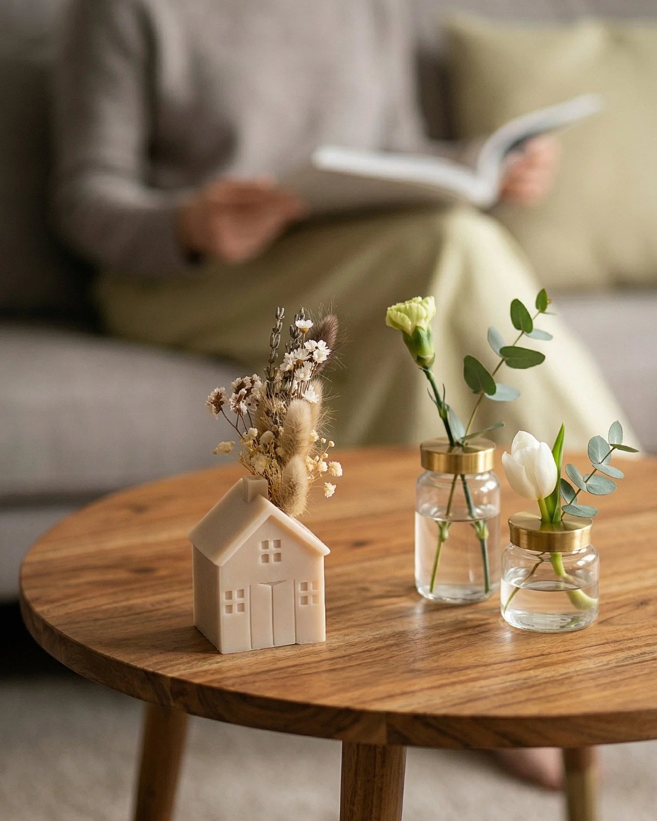 Vaso di cera a forma di casetta con bouquet di fiori secchi e stabilizzati realizzato a mano