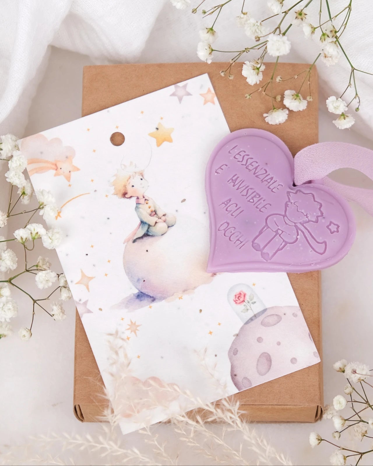 Tavoletta in cera di soia Il Piccolo Principe con cartolina carta semi piantabile e nastro crepe di seta | Profumo solido per armadi e cassetti | L'essenziale è invisibile agli occhi - malva