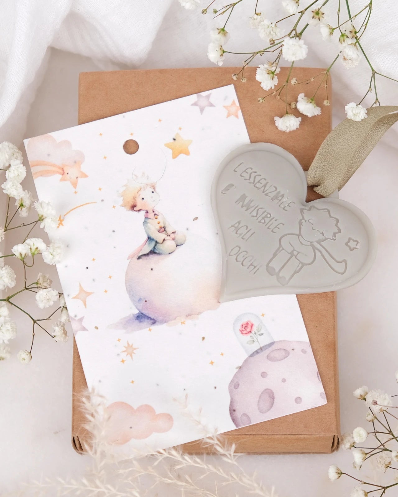 Tavoletta in cera di soia Il Piccolo Principe con cartolina carta semi piantabile e nastro crepe di seta | Profumo solido per armadi e cassetti | L'essenziale è invisibile agli occhi - verde salvia