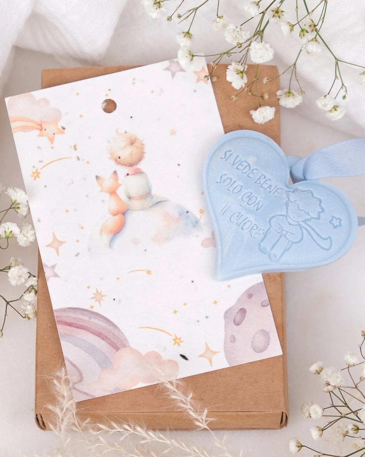 Tavoletta in cera di soia Il Piccolo Principe con cartolina carta semi piantabile e nastro crepe di seta | Profumo solido per armadi e cassetti | Si vede bene solo con il cuore - celeste polvere