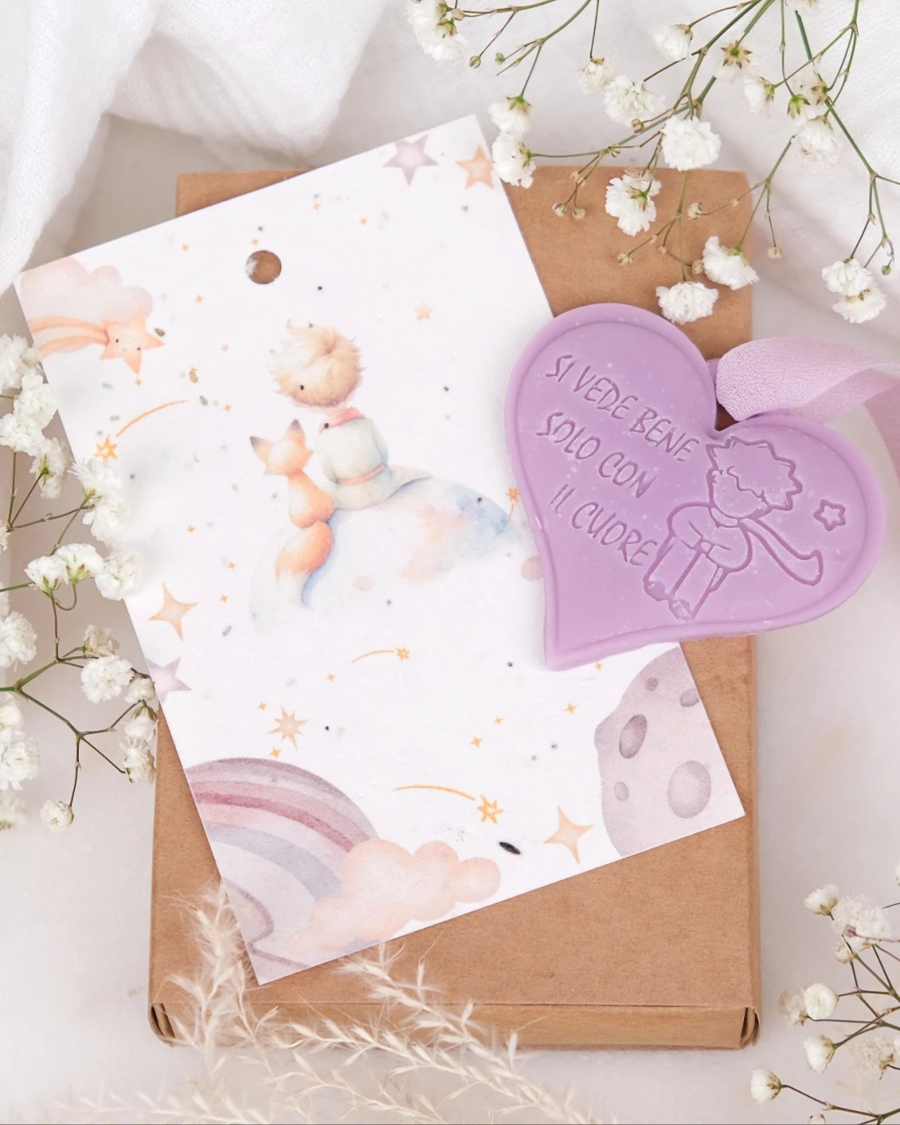Tavoletta in cera di soia Il Piccolo Principe con cartolina carta semi piantabile e nastro crepe di seta | Profumo solido per armadi e cassetti | L'essenziale è invisibile agli occhi - malva